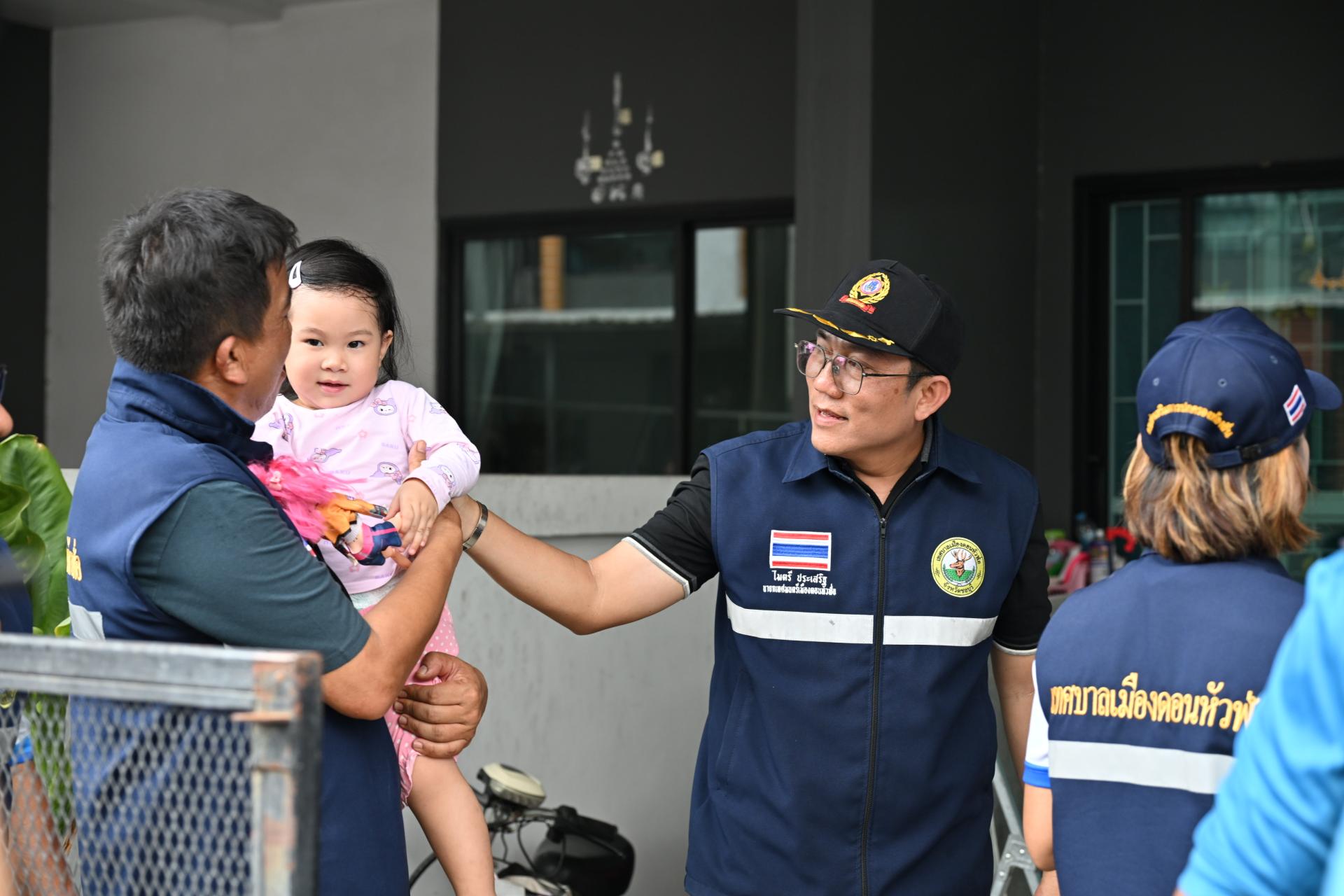  เทศบาลเมืองดอนหัวฬ่อ ลงพื้นที่มอบถุงยังชีพ พร้อมจัดตั้งศูนย์ช่วยเหลือผู้ประสบอุทกภัย หมู่ที่ 7