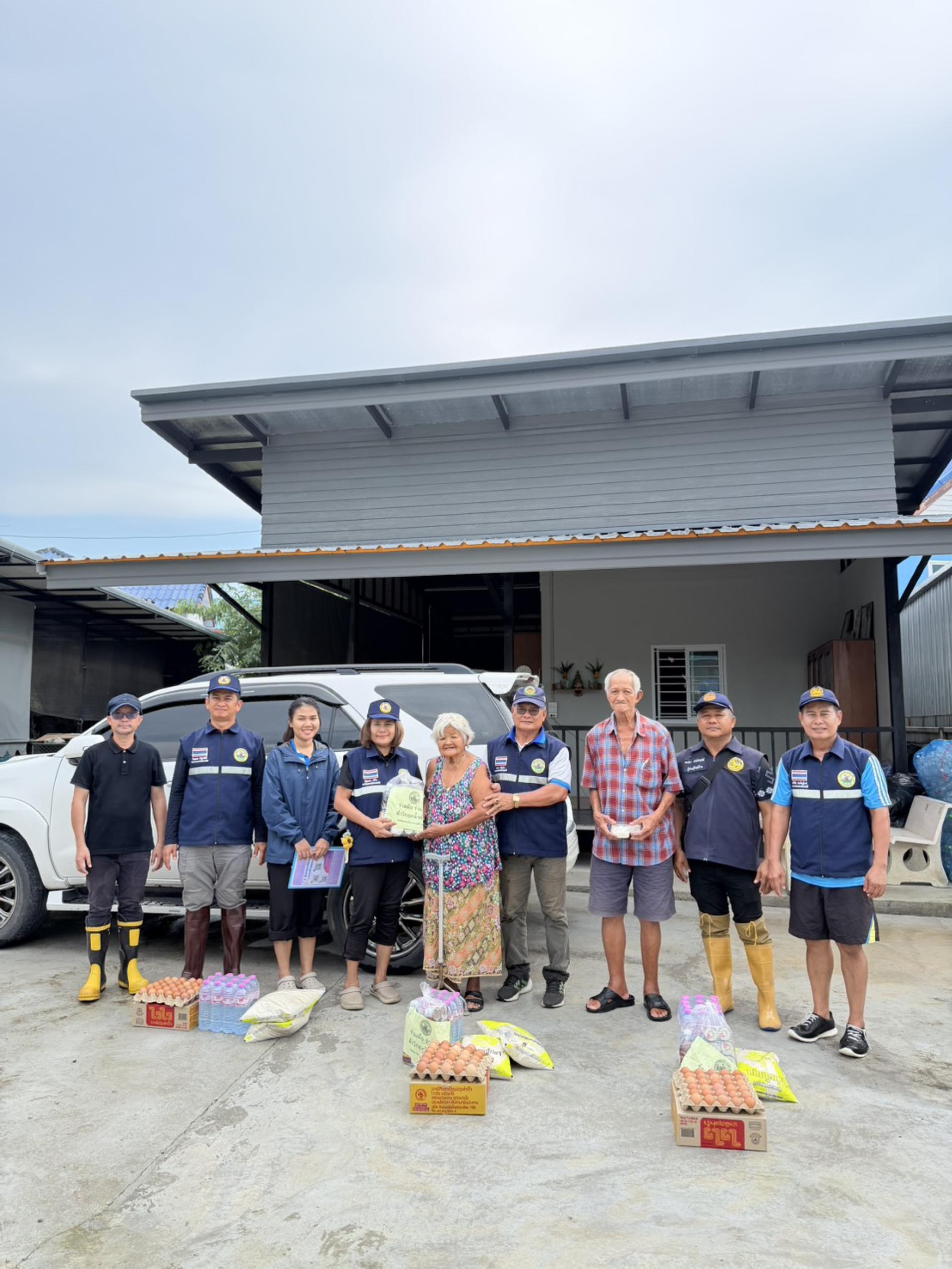  เทศบาลเมืองดอนหัวฬ่อ ลงพื้นที่มอบถุงยังชีพ พร้อมจัดตั้งศูนย์ช่วยเหลือผู้ประสบอุทกภัย หมู่ที่ 7