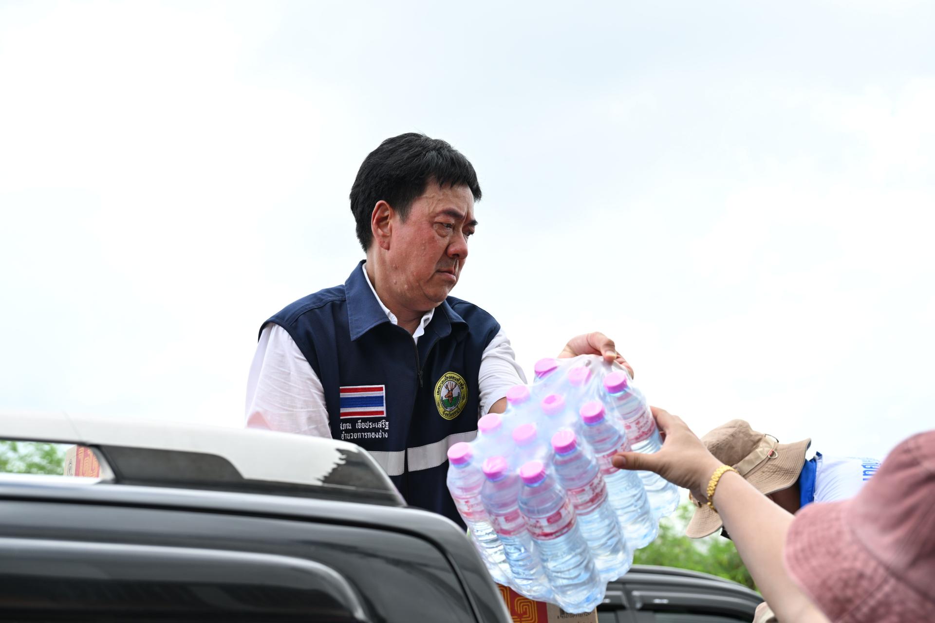  เทศบาลเมืองดอนหัวฬ่อ ลงพื้นที่มอบถุงยังชีพ พร้อมจัดตั้งศูนย์ช่วยเหลือผู้ประสบอุทกภัย หมู่ที่ 7