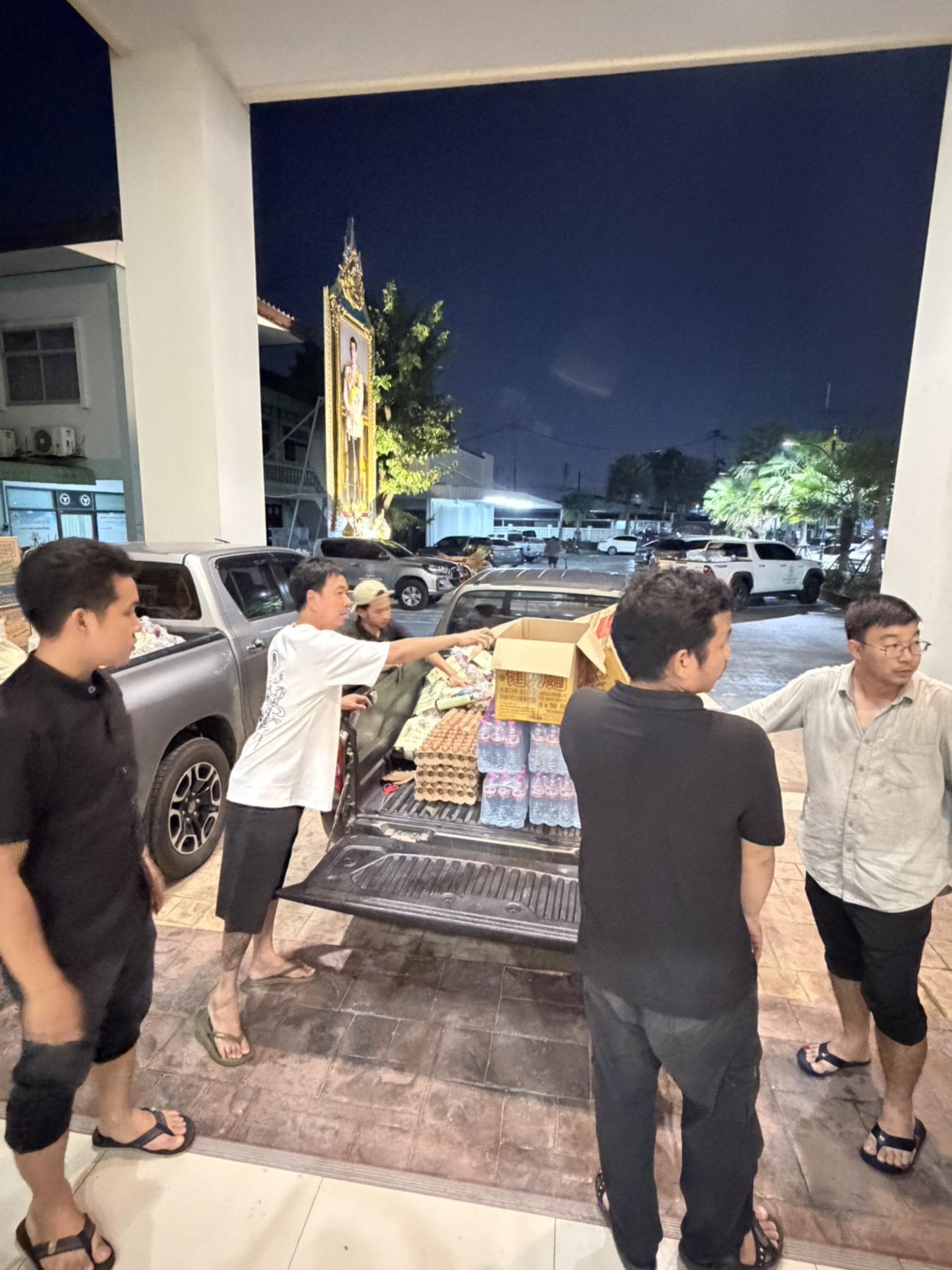 เทศบาลเมืองดอนหัวฬ่อ ลงพื้นที่มอบถุงยังชีพ พร้อมจัดตั้งศูนย์ช่วยเหลือผู้ประสบอุทกภัย หมู่ที่ 7