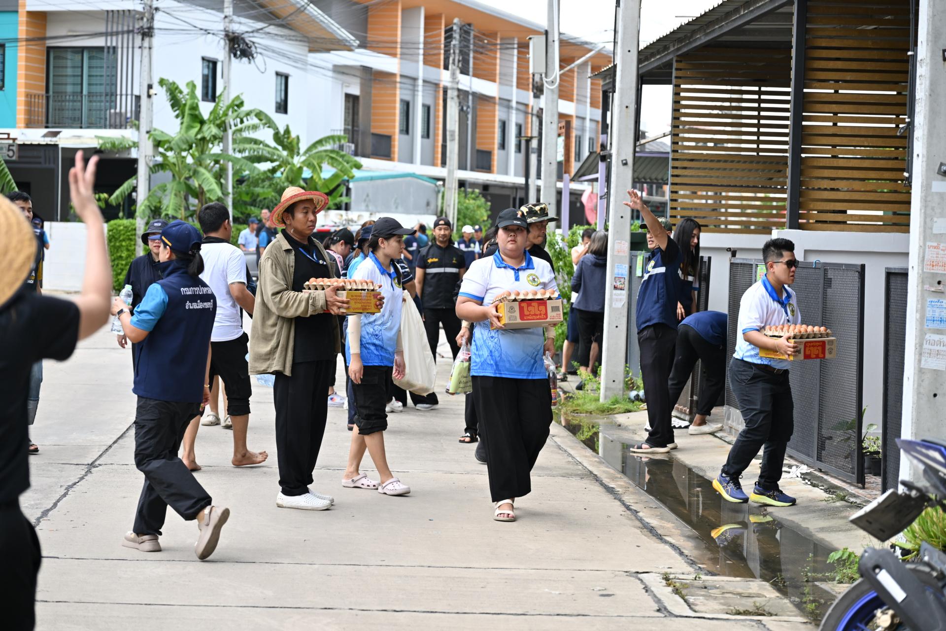  เทศบาลเมืองดอนหัวฬ่อ ลงพื้นที่มอบถุงยังชีพ พร้อมจัดตั้งศูนย์ช่วยเหลือผู้ประสบอุทกภัย หมู่ที่ 7