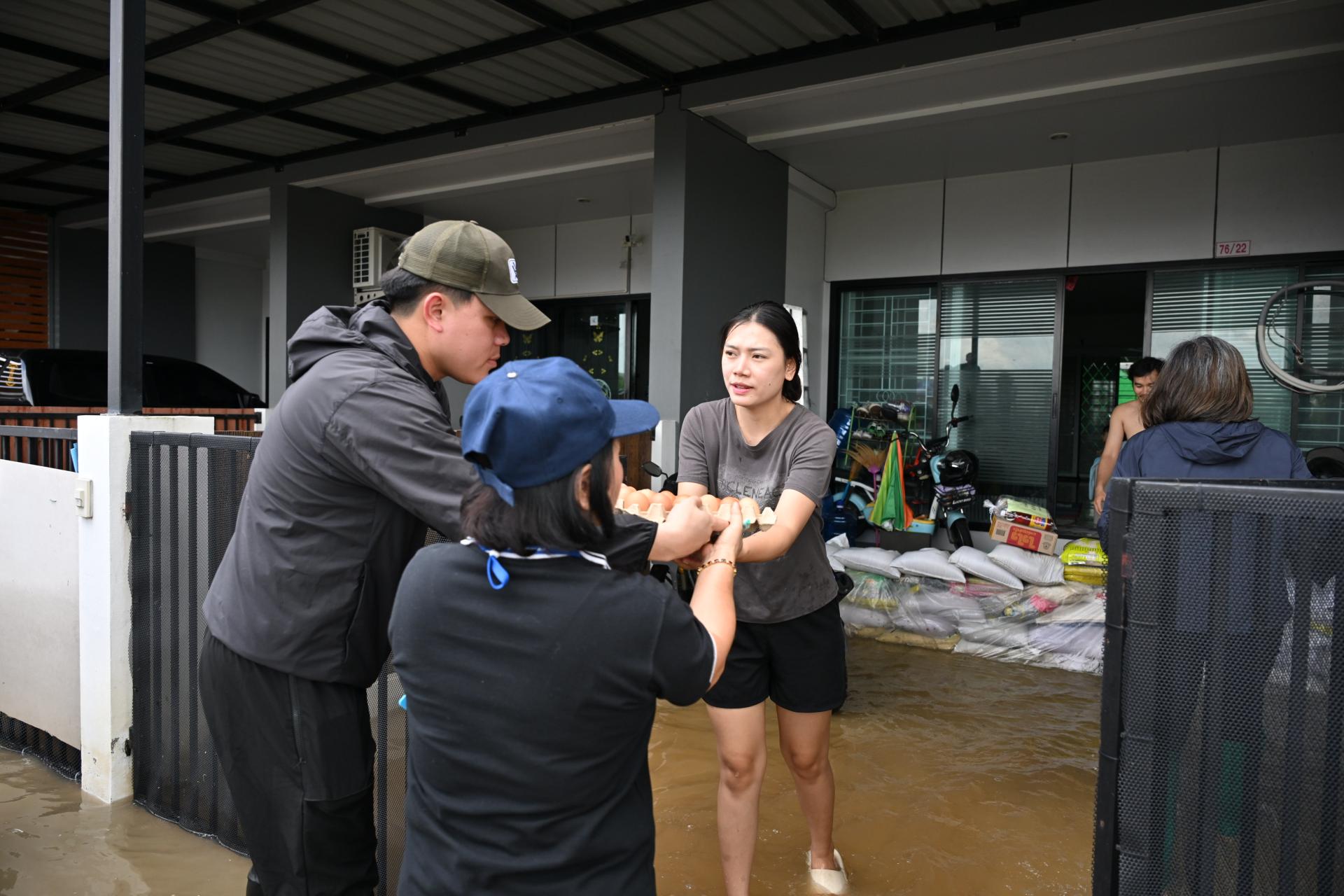  เทศบาลเมืองดอนหัวฬ่อ ลงพื้นที่มอบถุงยังชีพ พร้อมจัดตั้งศูนย์ช่วยเหลือผู้ประสบอุทกภัย หมู่ที่ 7
