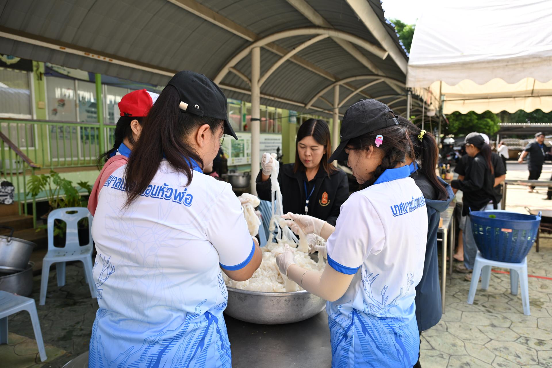  เทศบาลเมืองดอนหัวฬ่อ ลงพื้นที่มอบถุงยังชีพ พร้อมจัดตั้งศูนย์ช่วยเหลือผู้ประสบอุทกภัย หมู่ที่ 7
