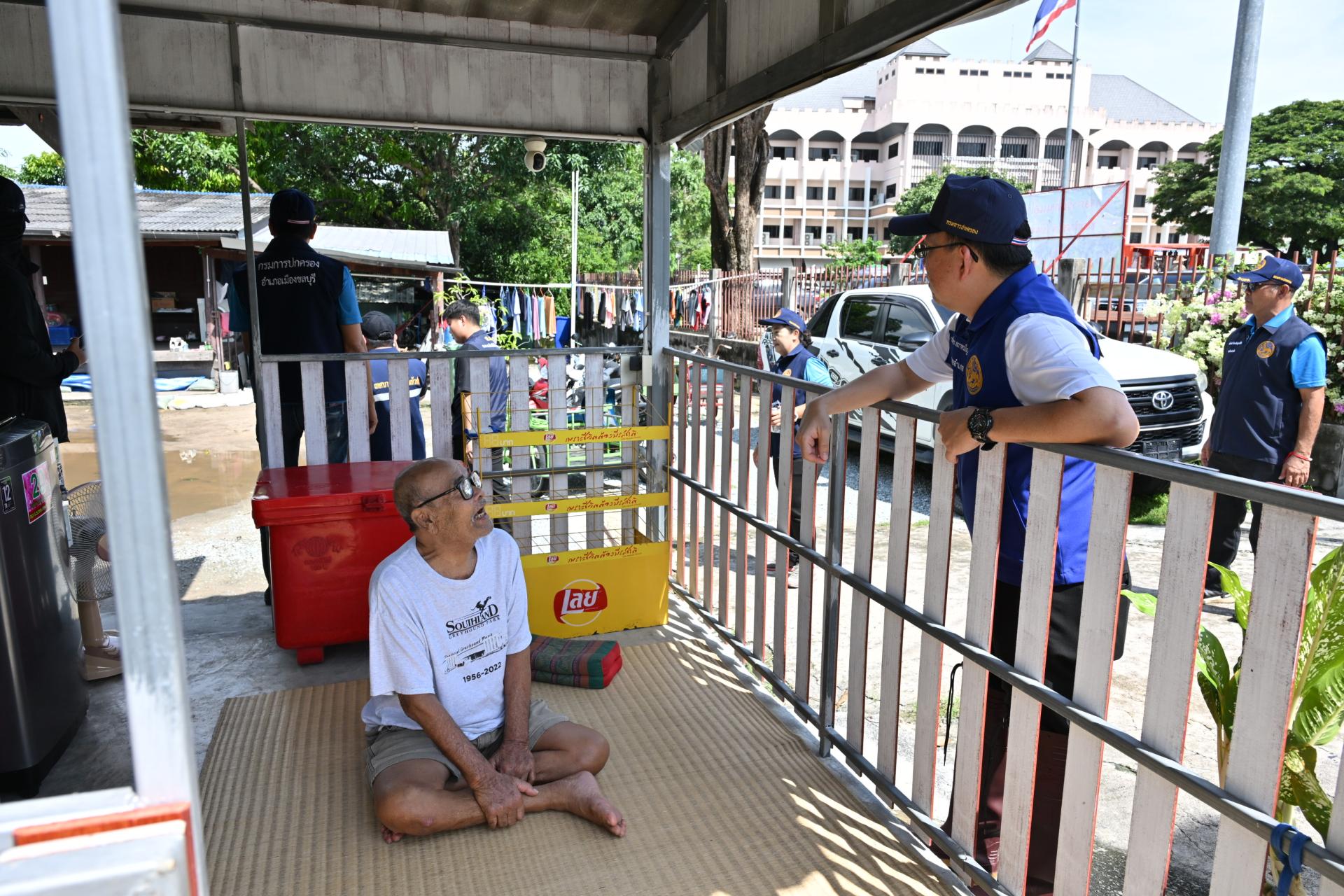  เทศบาลเมืองดอนหัวฬ่อ ลงพื้นที่มอบถุงยังชีพ พร้อมจัดตั้งศูนย์ช่วยเหลือผู้ประสบอุทกภัย หมู่ที่ 7