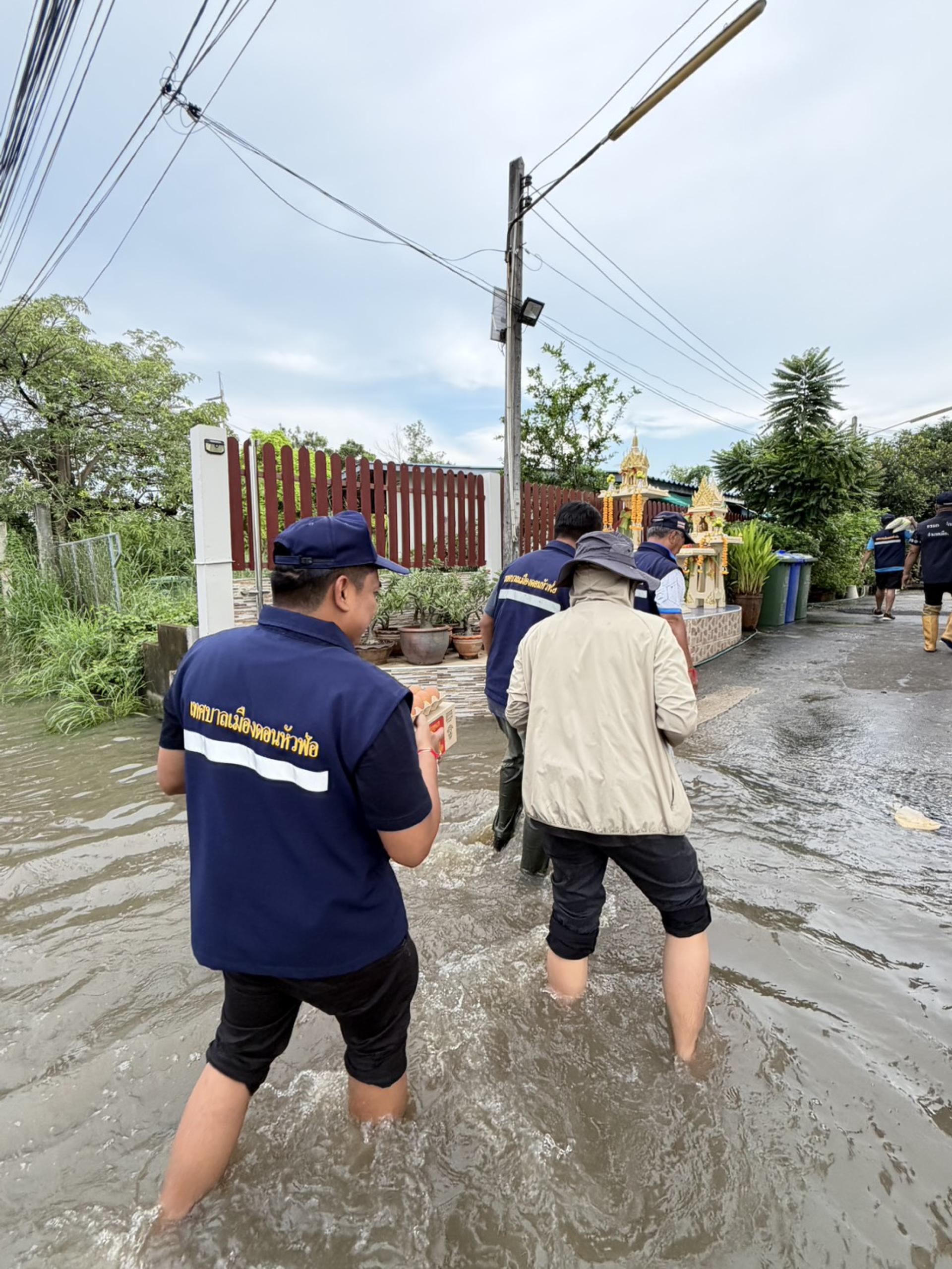  เทศบาลเมืองดอนหัวฬ่อ ลงพื้นที่มอบถุงยังชีพ พร้อมจัดตั้งศูนย์ช่วยเหลือผู้ประสบอุทกภัย หมู่ที่ 7