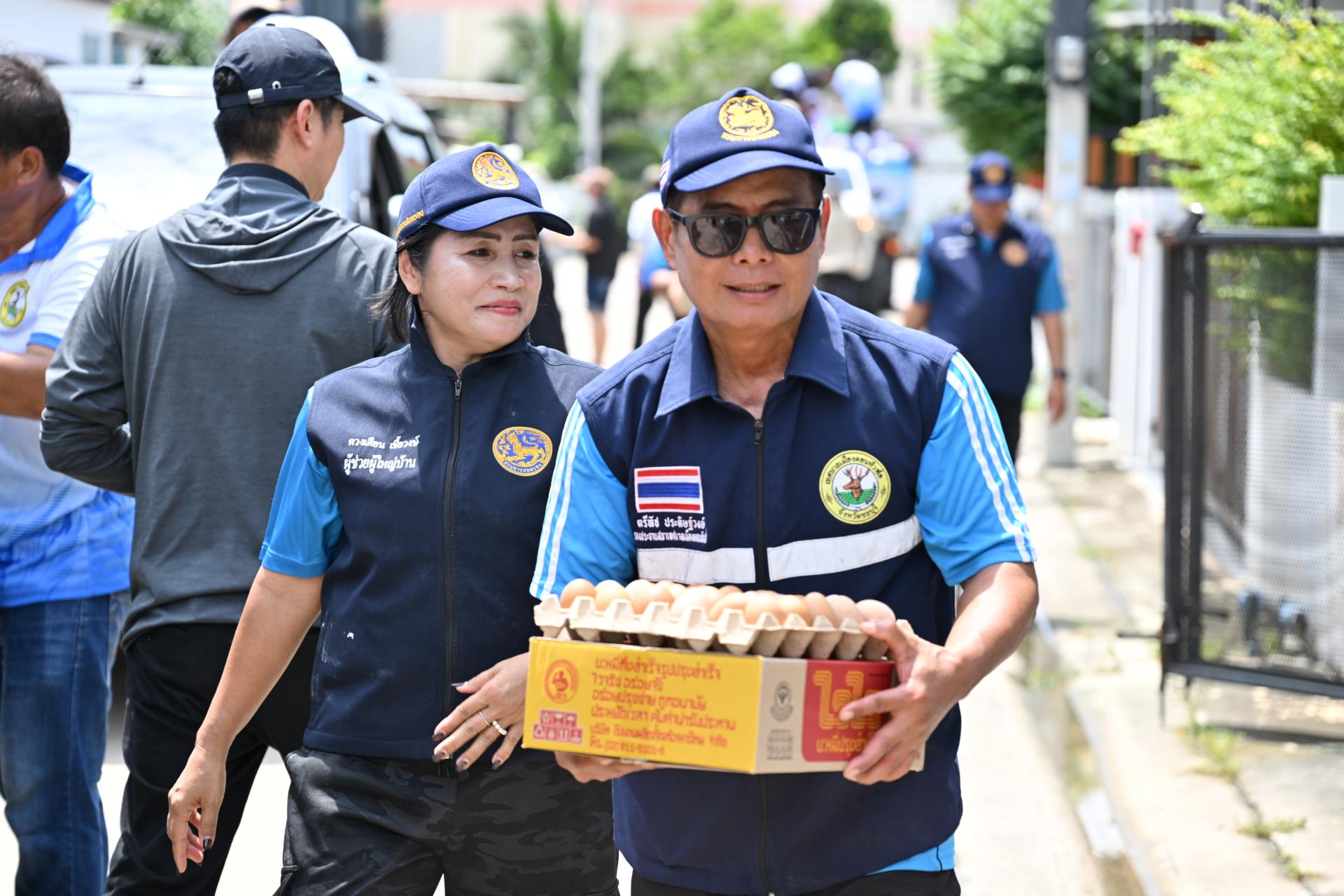  เทศบาลเมืองดอนหัวฬ่อ ลงพื้นที่มอบถุงยังชีพ พร้อมจัดตั้งศูนย์ช่วยเหลือผู้ประสบอุทกภัย หมู่ที่ 7