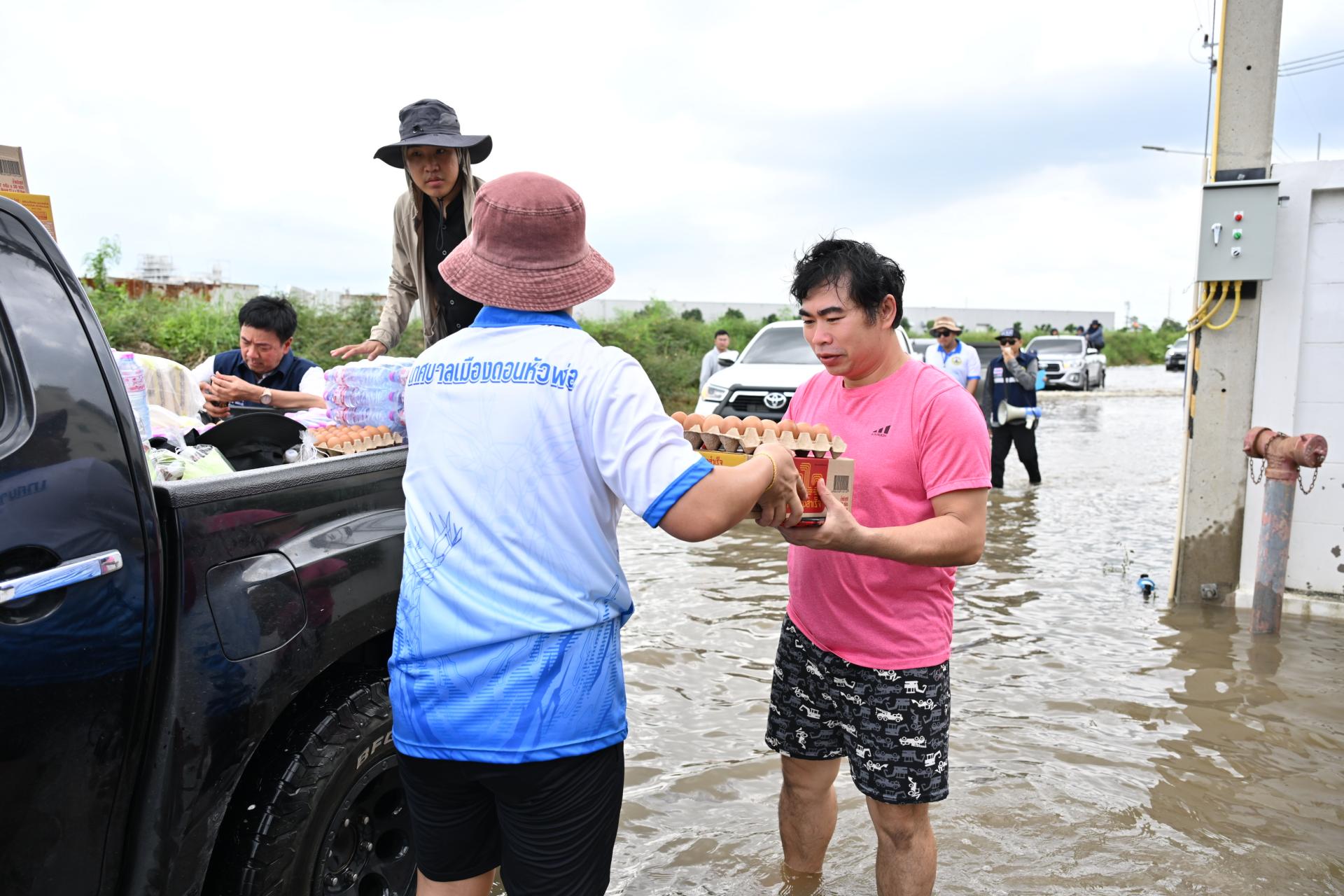  เทศบาลเมืองดอนหัวฬ่อ ลงพื้นที่มอบถุงยังชีพ พร้อมจัดตั้งศูนย์ช่วยเหลือผู้ประสบอุทกภัย หมู่ที่ 7