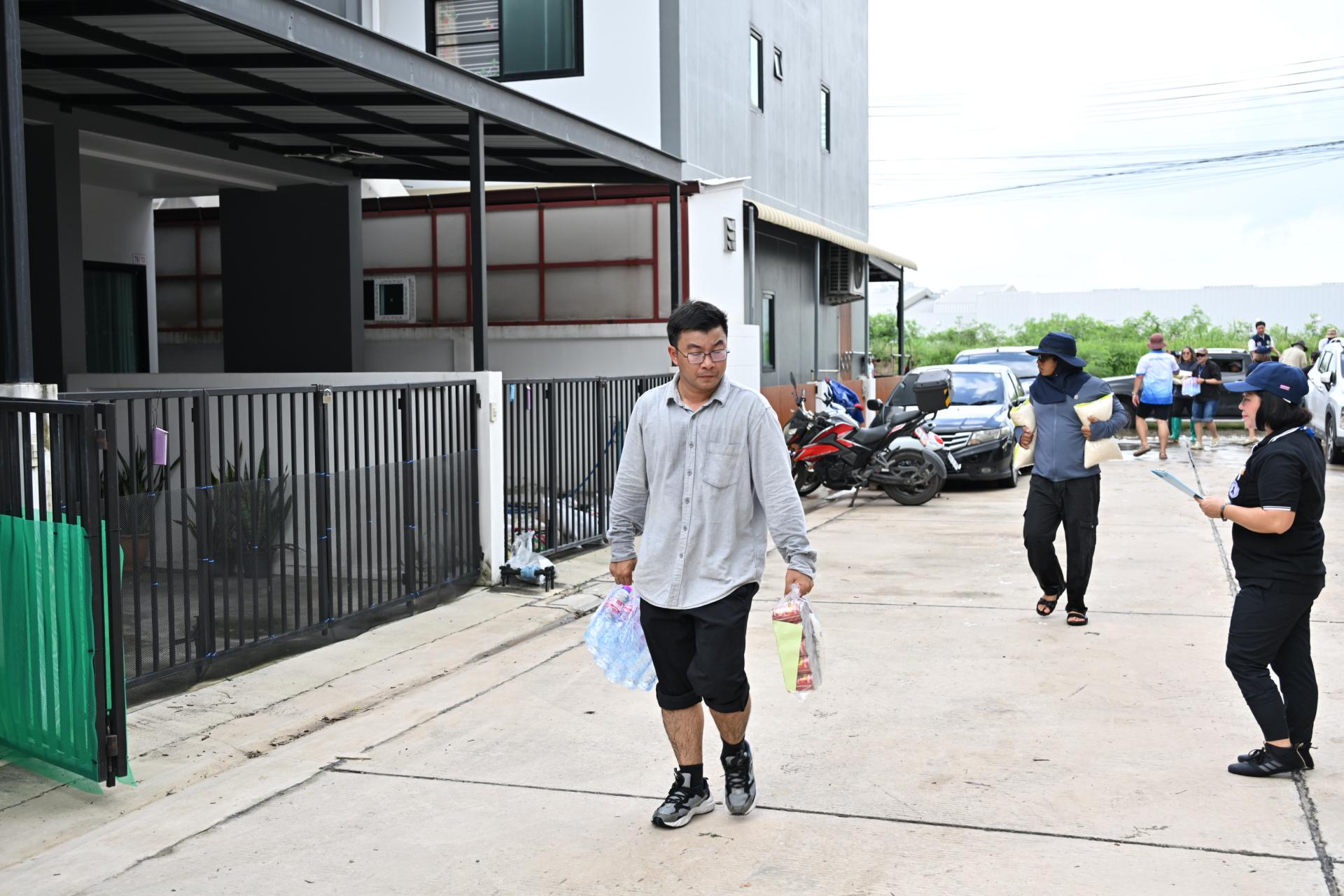  เทศบาลเมืองดอนหัวฬ่อ ลงพื้นที่มอบถุงยังชีพ พร้อมจัดตั้งศูนย์ช่วยเหลือผู้ประสบอุทกภัย หมู่ที่ 7