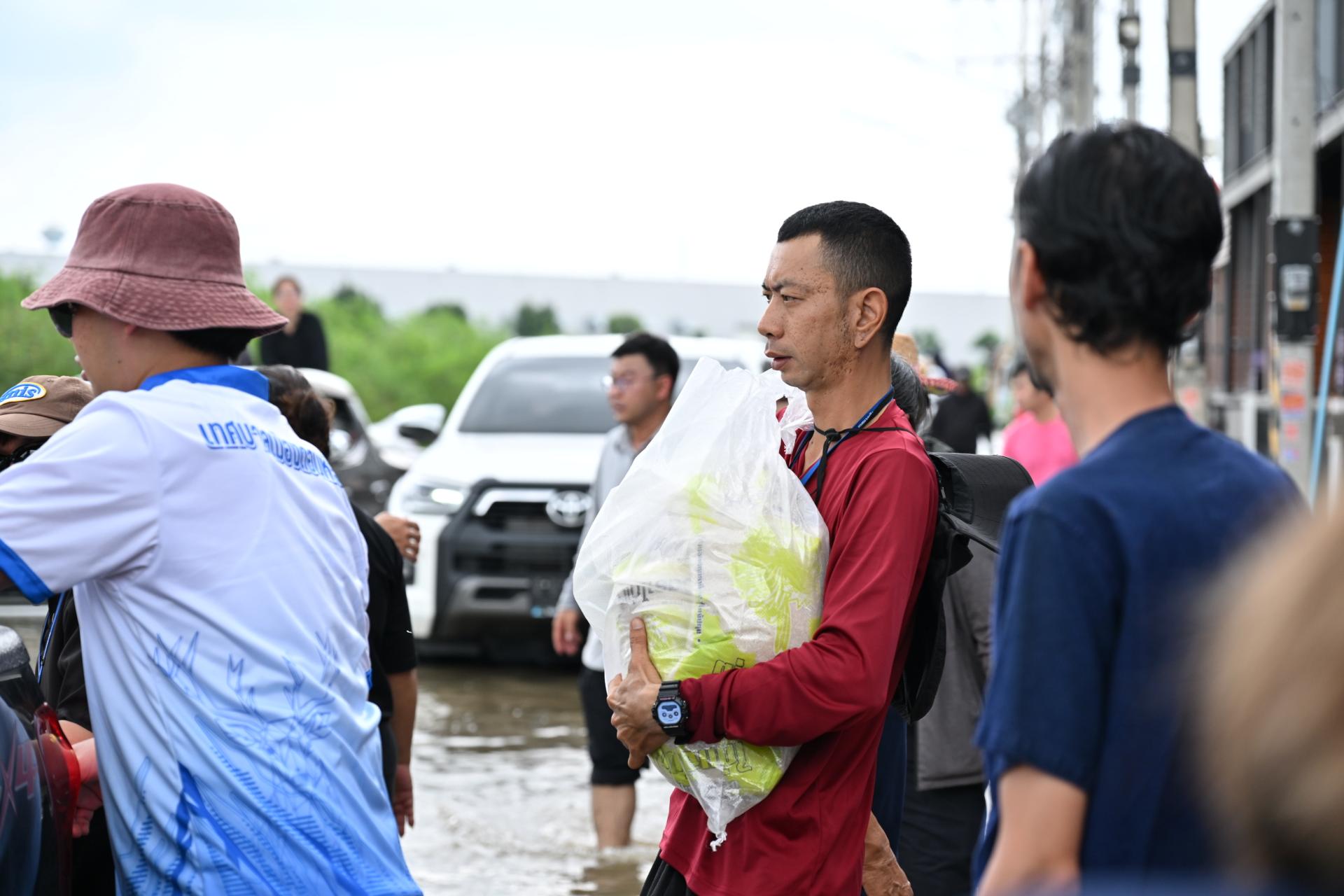  เทศบาลเมืองดอนหัวฬ่อ ลงพื้นที่มอบถุงยังชีพ พร้อมจัดตั้งศูนย์ช่วยเหลือผู้ประสบอุทกภัย หมู่ที่ 7