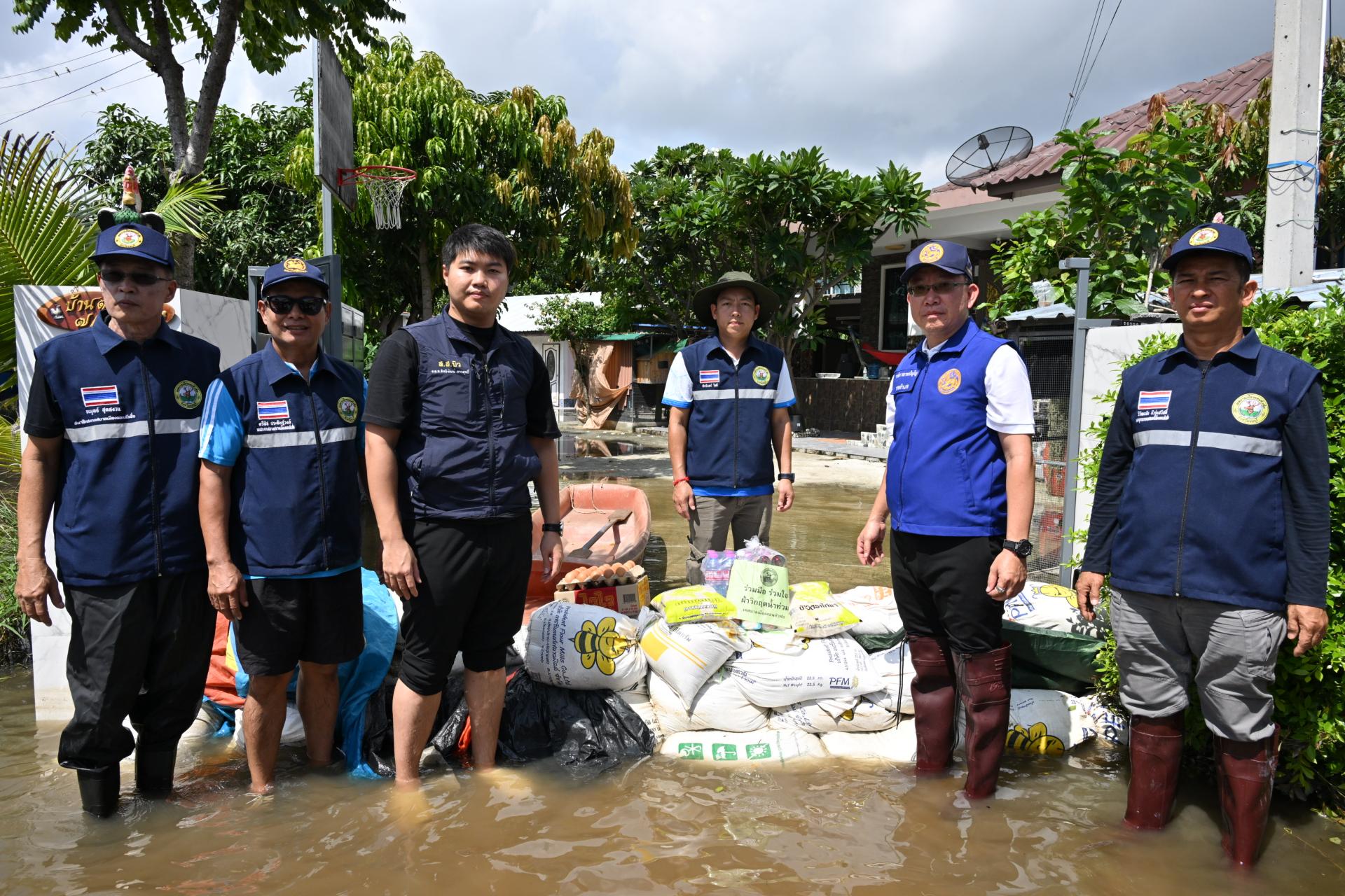  เทศบาลเมืองดอนหัวฬ่อ ลงพื้นที่มอบถุงยังชีพ พร้อมจัดตั้งศูนย์ช่วยเหลือผู้ประสบอุทกภัย หมู่ที่ 7