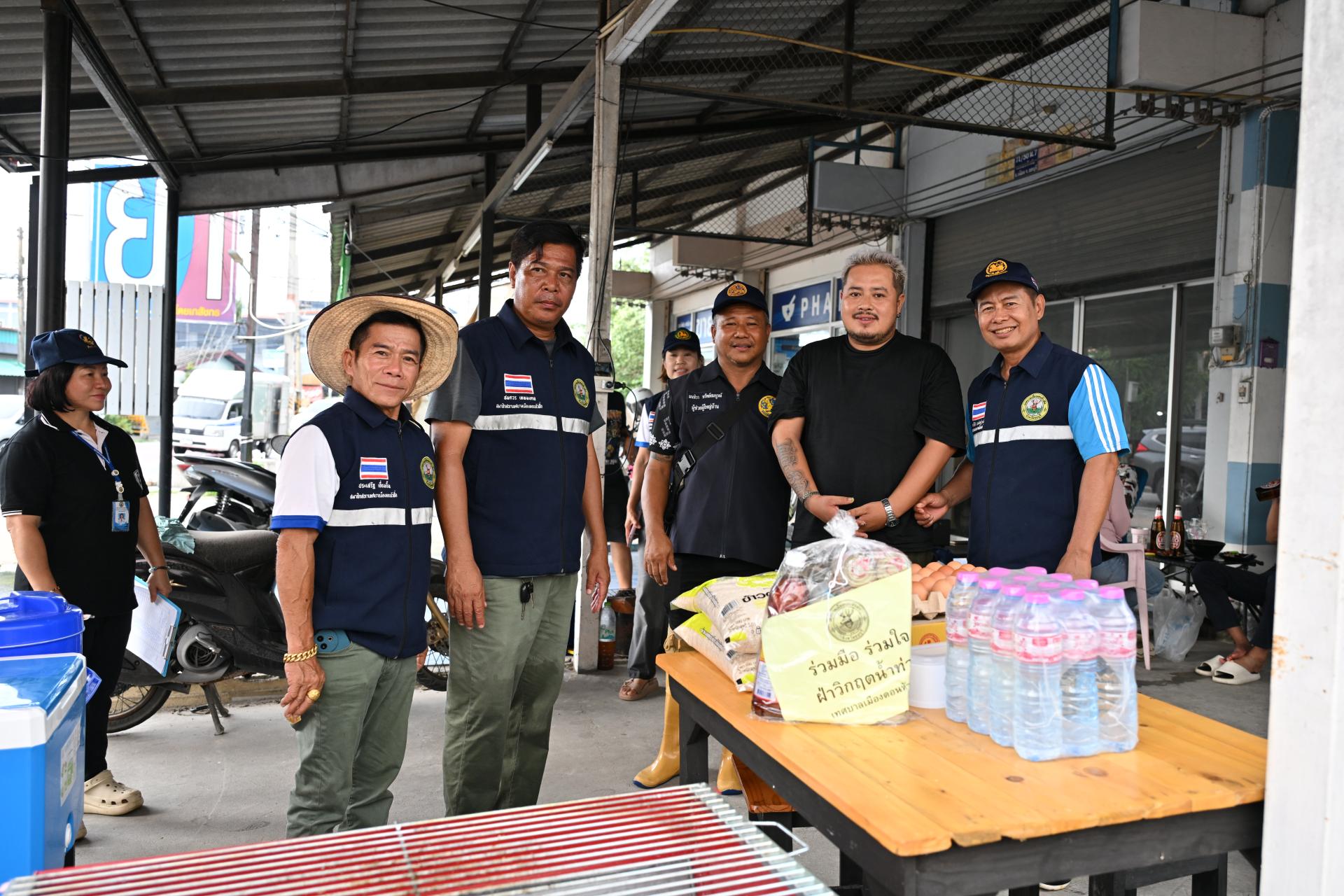  เทศบาลเมืองดอนหัวฬ่อ ลงพื้นที่มอบถุงยังชีพ พร้อมจัดตั้งศูนย์ช่วยเหลือผู้ประสบอุทกภัย หมู่ที่ 7