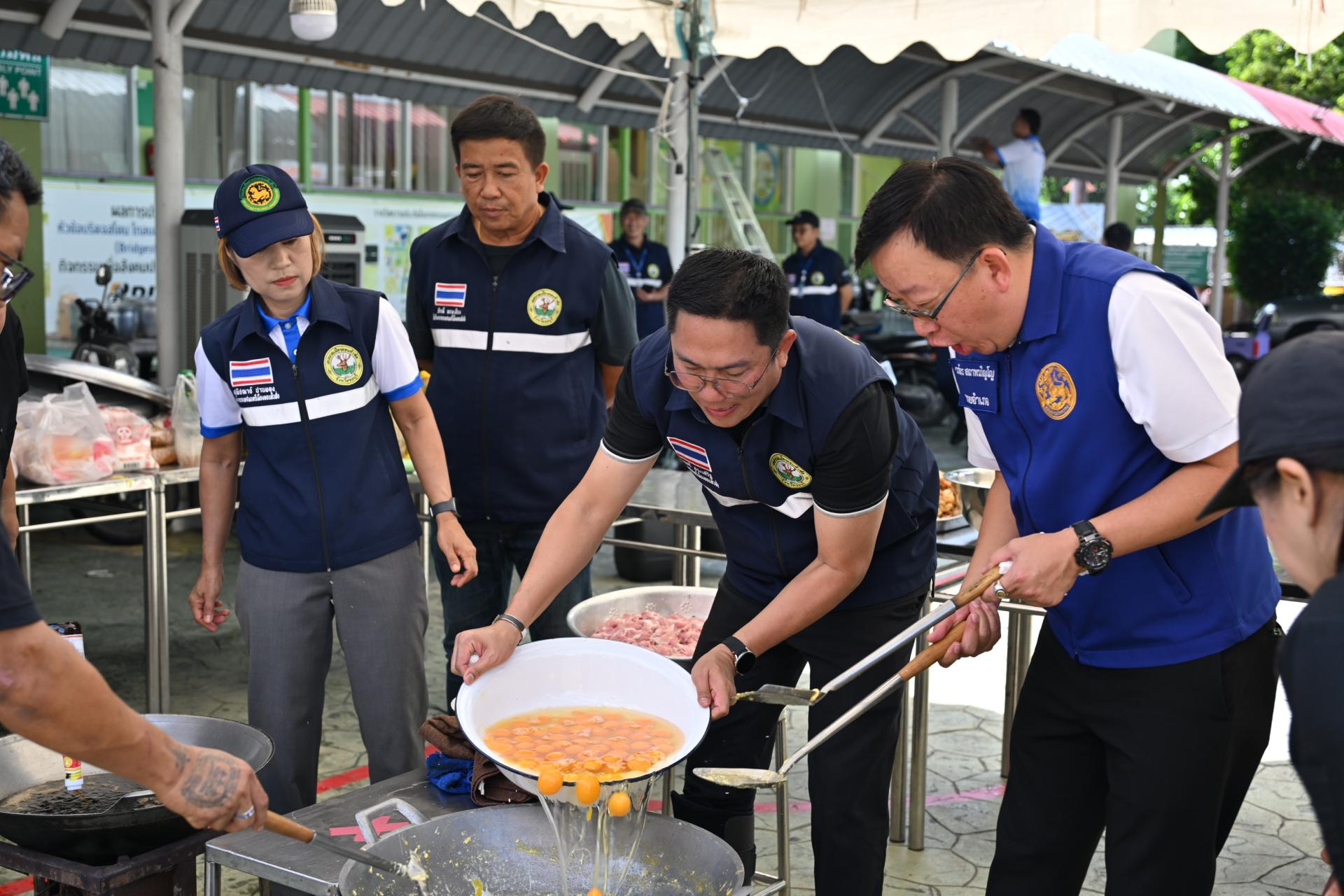  เทศบาลเมืองดอนหัวฬ่อ ลงพื้นที่มอบถุงยังชีพ พร้อมจัดตั้งศูนย์ช่วยเหลือผู้ประสบอุทกภัย หมู่ที่ 7