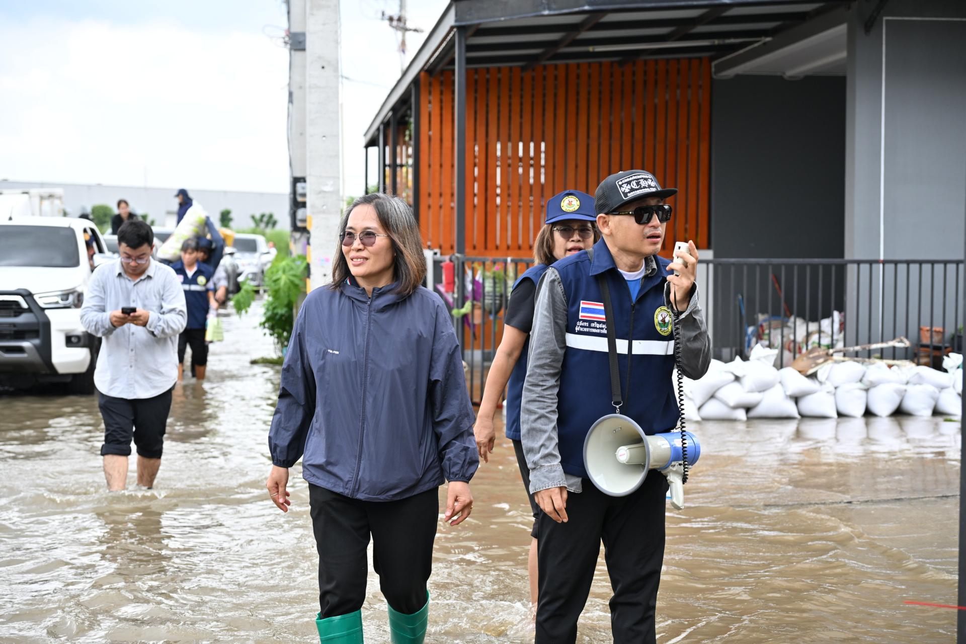  เทศบาลเมืองดอนหัวฬ่อ ลงพื้นที่มอบถุงยังชีพ พร้อมจัดตั้งศูนย์ช่วยเหลือผู้ประสบอุทกภัย หมู่ที่ 7