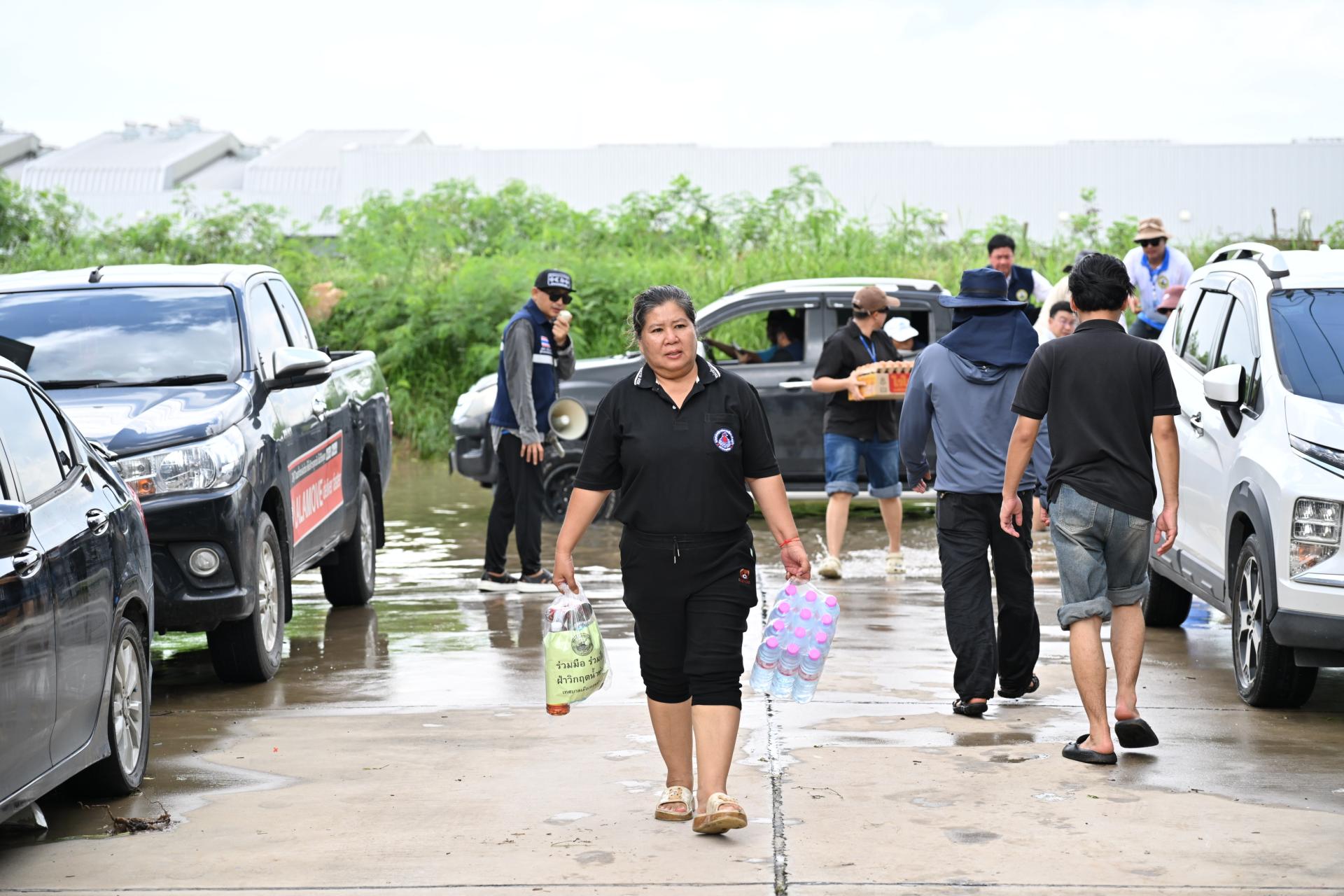  เทศบาลเมืองดอนหัวฬ่อ ลงพื้นที่มอบถุงยังชีพ พร้อมจัดตั้งศูนย์ช่วยเหลือผู้ประสบอุทกภัย หมู่ที่ 7
