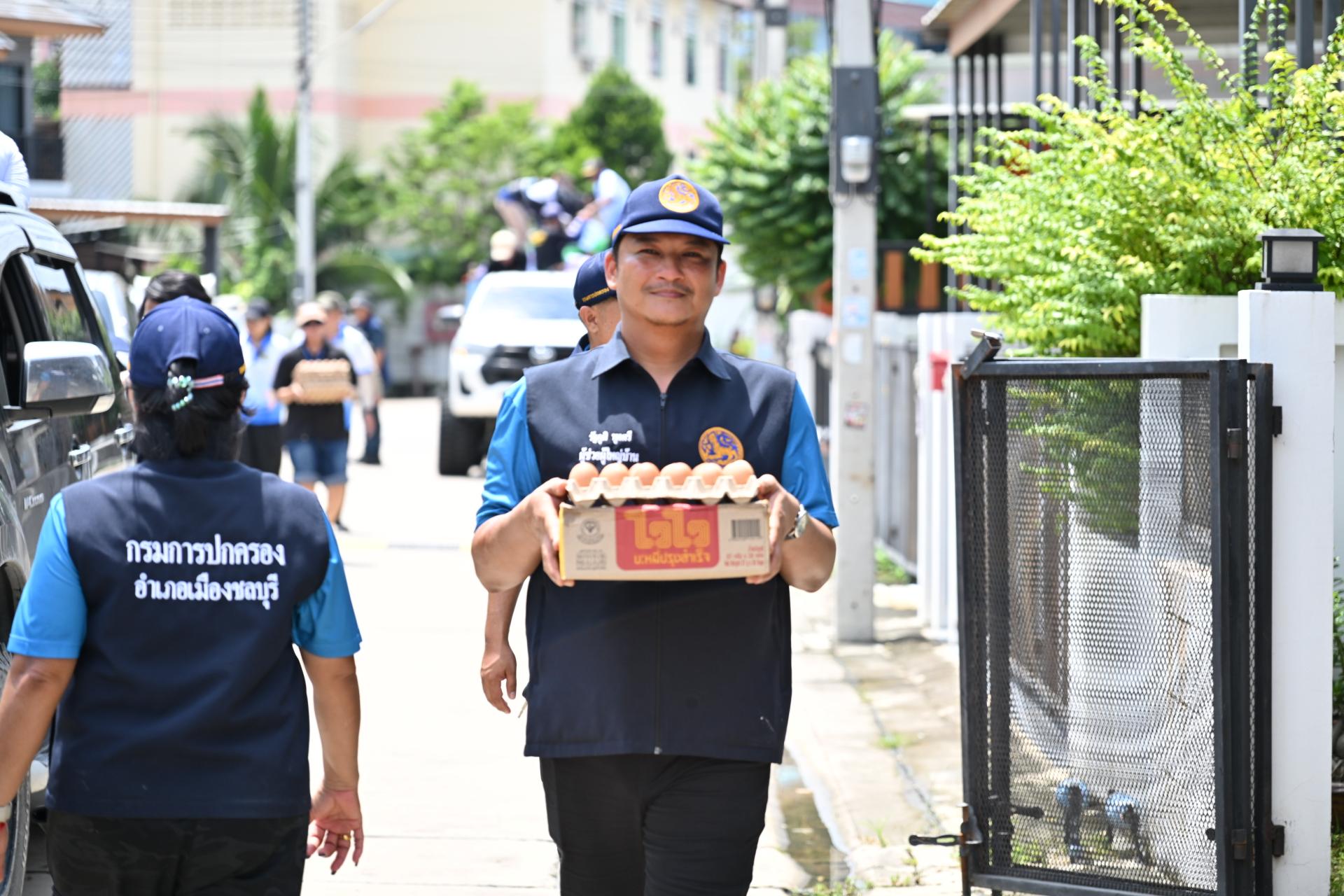  เทศบาลเมืองดอนหัวฬ่อ ลงพื้นที่มอบถุงยังชีพ พร้อมจัดตั้งศูนย์ช่วยเหลือผู้ประสบอุทกภัย หมู่ที่ 7