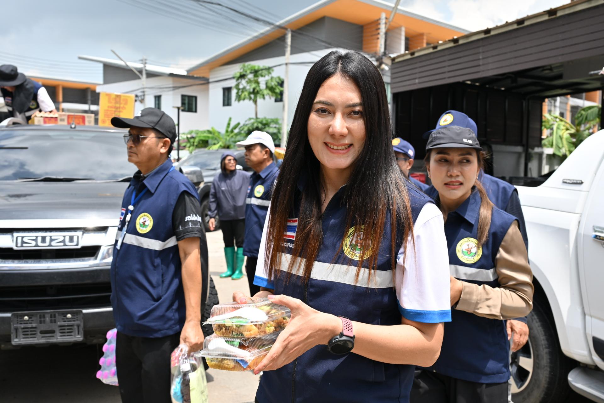  เทศบาลเมืองดอนหัวฬ่อ ลงพื้นที่มอบถุงยังชีพ พร้อมจัดตั้งศูนย์ช่วยเหลือผู้ประสบอุทกภัย หมู่ที่ 7