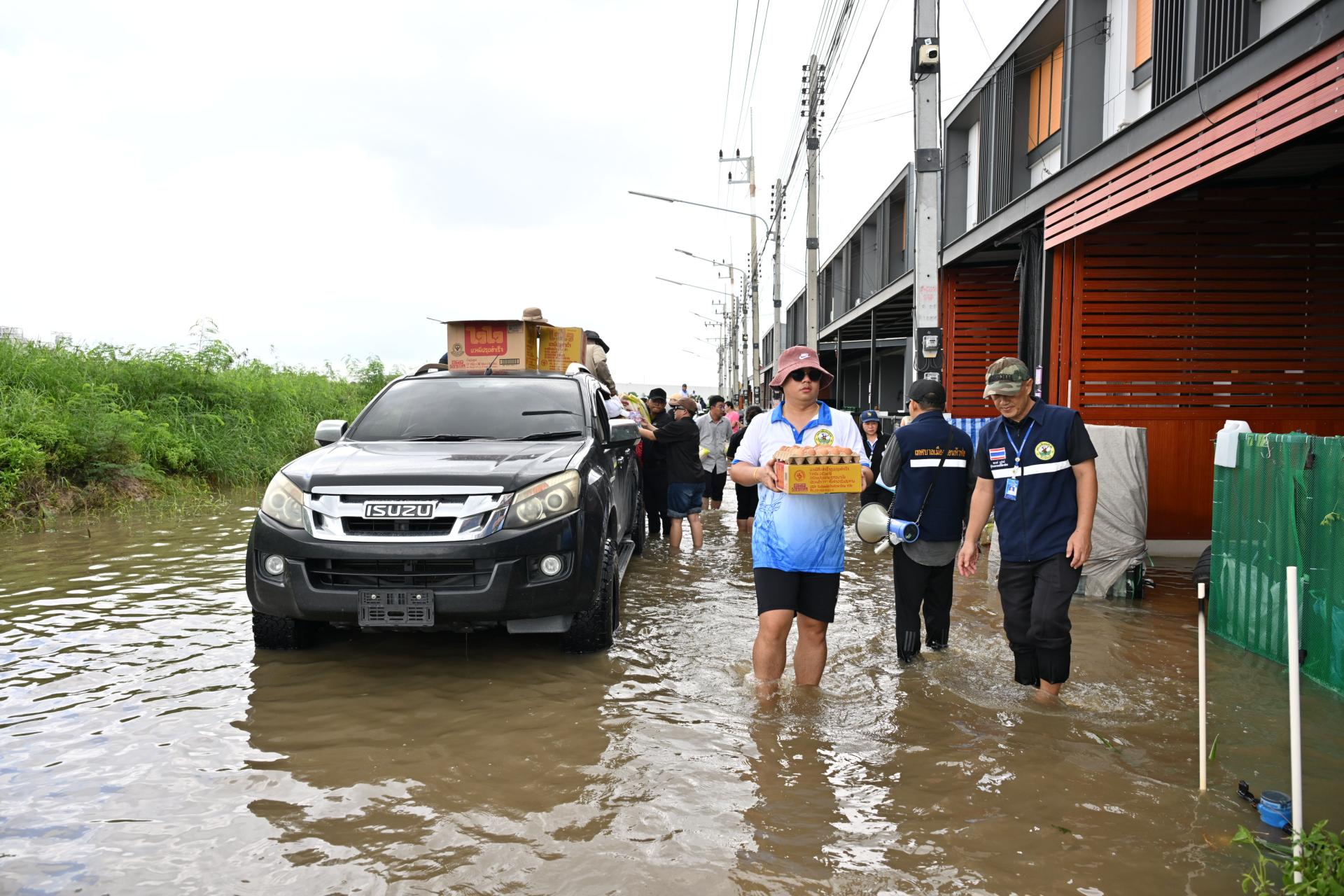  เทศบาลเมืองดอนหัวฬ่อ ลงพื้นที่มอบถุงยังชีพ พร้อมจัดตั้งศูนย์ช่วยเหลือผู้ประสบอุทกภัย หมู่ที่ 7
