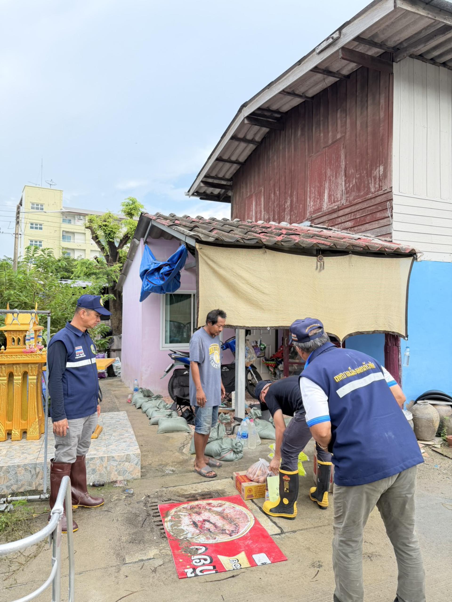  เทศบาลเมืองดอนหัวฬ่อ ลงพื้นที่มอบถุงยังชีพ พร้อมจัดตั้งศูนย์ช่วยเหลือผู้ประสบอุทกภัย หมู่ที่ 7