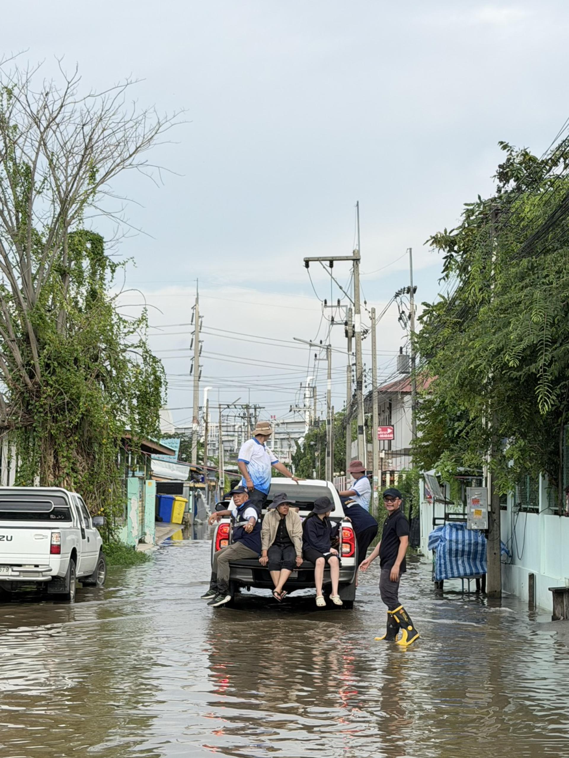  เทศบาลเมืองดอนหัวฬ่อ ลงพื้นที่มอบถุงยังชีพ พร้อมจัดตั้งศูนย์ช่วยเหลือผู้ประสบอุทกภัย หมู่ที่ 7