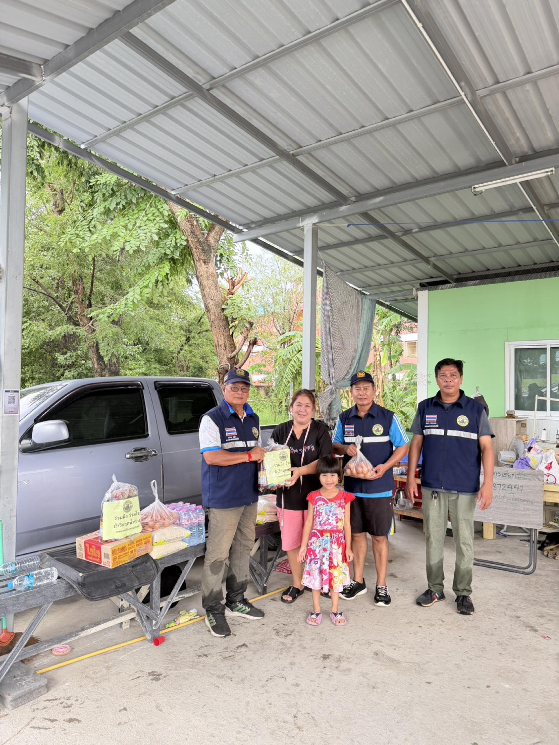  เทศบาลเมืองดอนหัวฬ่อ ลงพื้นที่มอบถุงยังชีพ พร้อมจัดตั้งศูนย์ช่วยเหลือผู้ประสบอุทกภัย หมู่ที่ 7