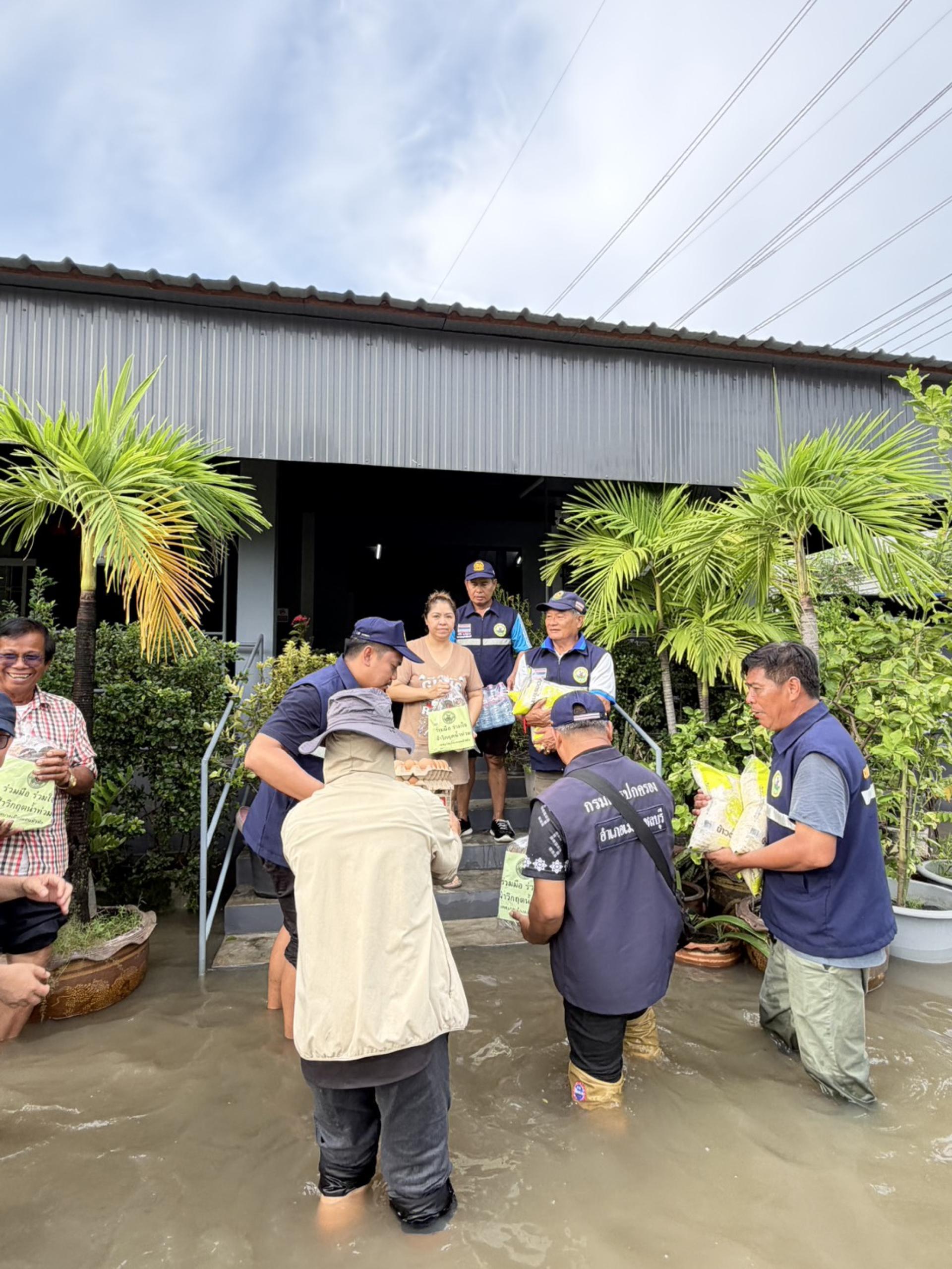  เทศบาลเมืองดอนหัวฬ่อ ลงพื้นที่มอบถุงยังชีพ พร้อมจัดตั้งศูนย์ช่วยเหลือผู้ประสบอุทกภัย หมู่ที่ 7