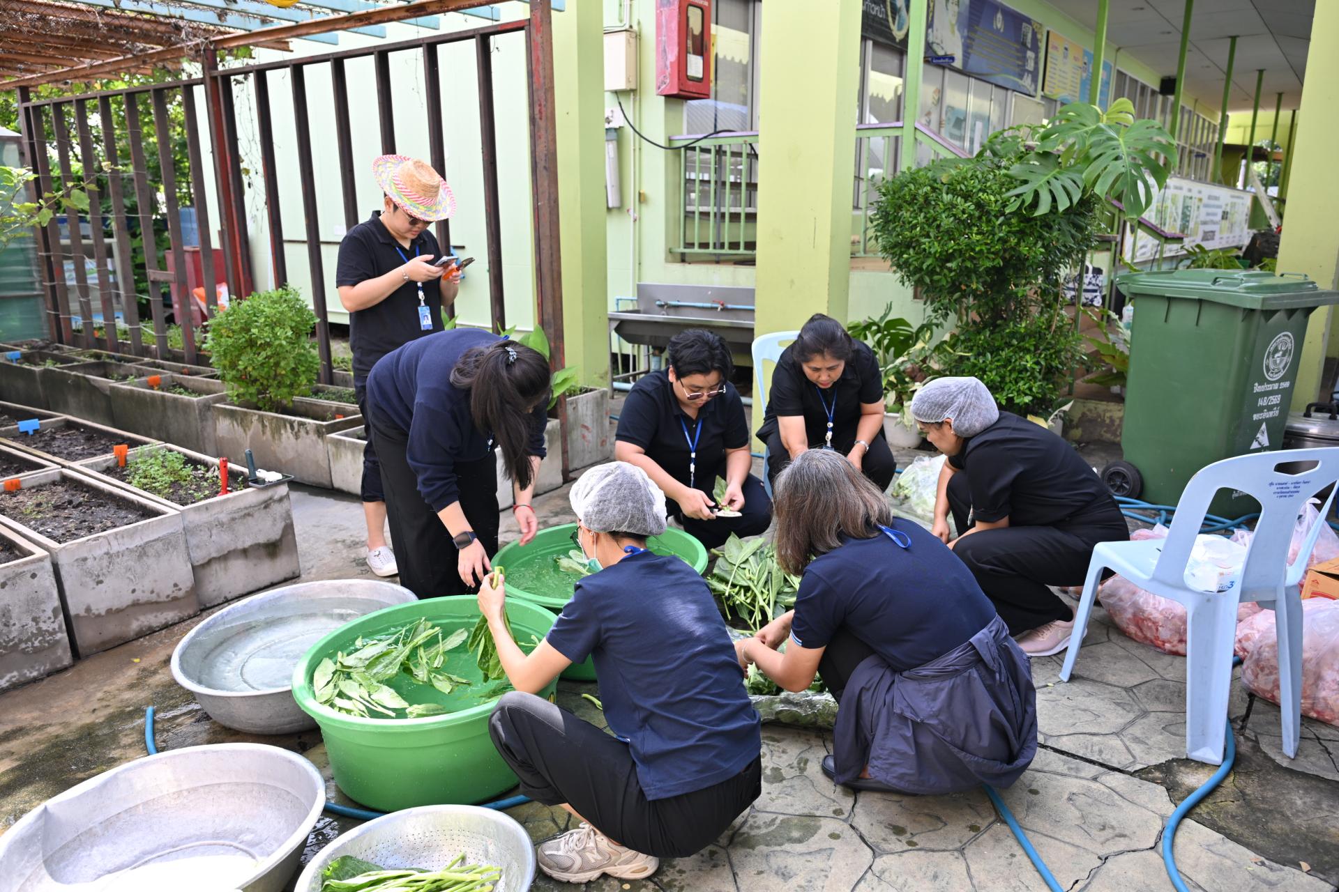  เทศบาลเมืองดอนหัวฬ่อ ลงพื้นที่มอบถุงยังชีพ พร้อมจัดตั้งศูนย์ช่วยเหลือผู้ประสบอุทกภัย หมู่ที่ 7