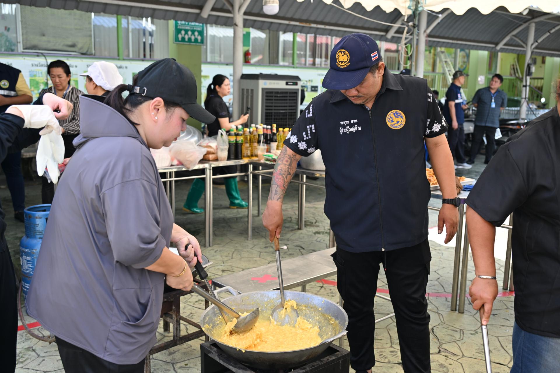  เทศบาลเมืองดอนหัวฬ่อ ลงพื้นที่มอบถุงยังชีพ พร้อมจัดตั้งศูนย์ช่วยเหลือผู้ประสบอุทกภัย หมู่ที่ 7