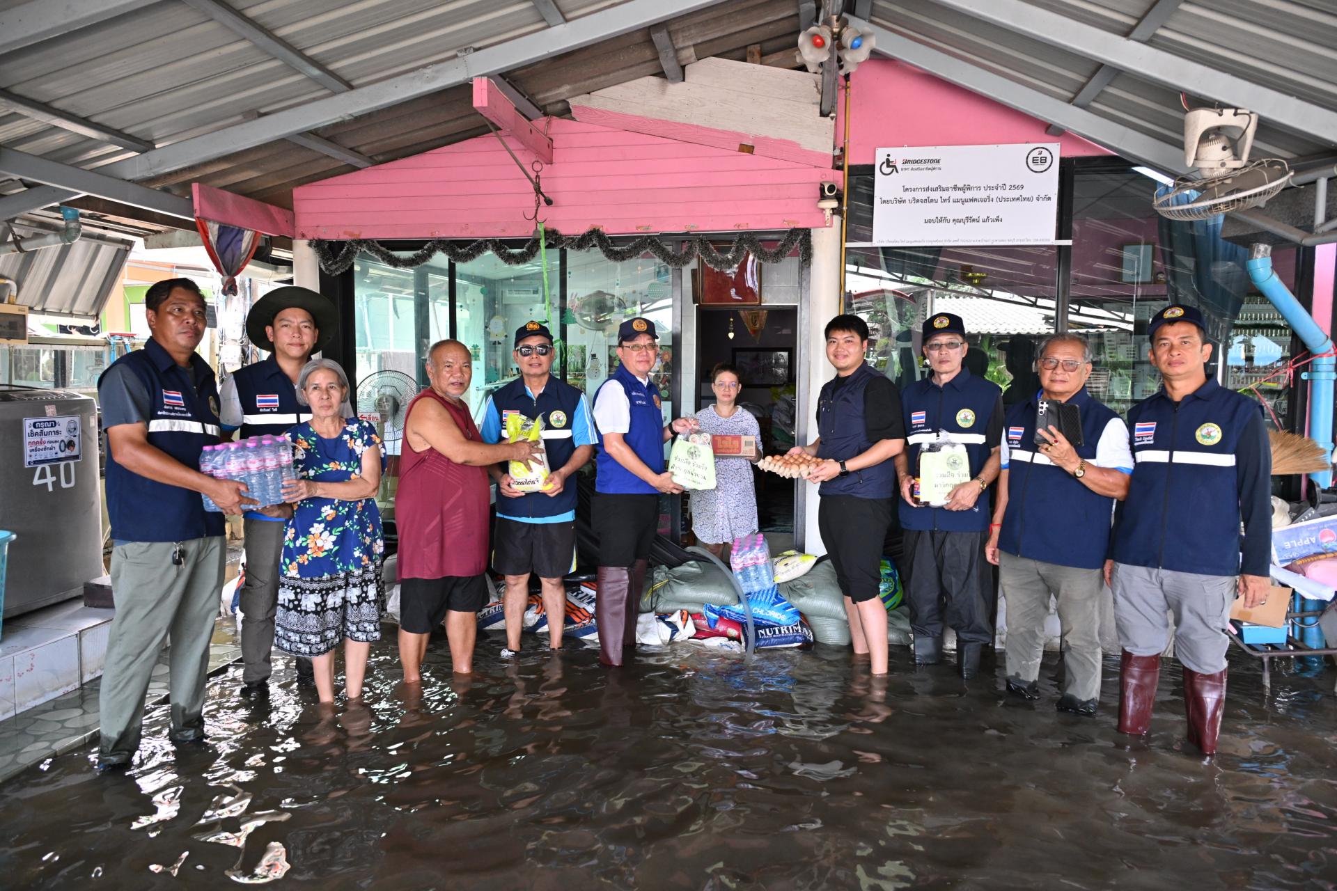  เทศบาลเมืองดอนหัวฬ่อ ลงพื้นที่มอบถุงยังชีพ พร้อมจัดตั้งศูนย์ช่วยเหลือผู้ประสบอุทกภัย หมู่ที่ 7