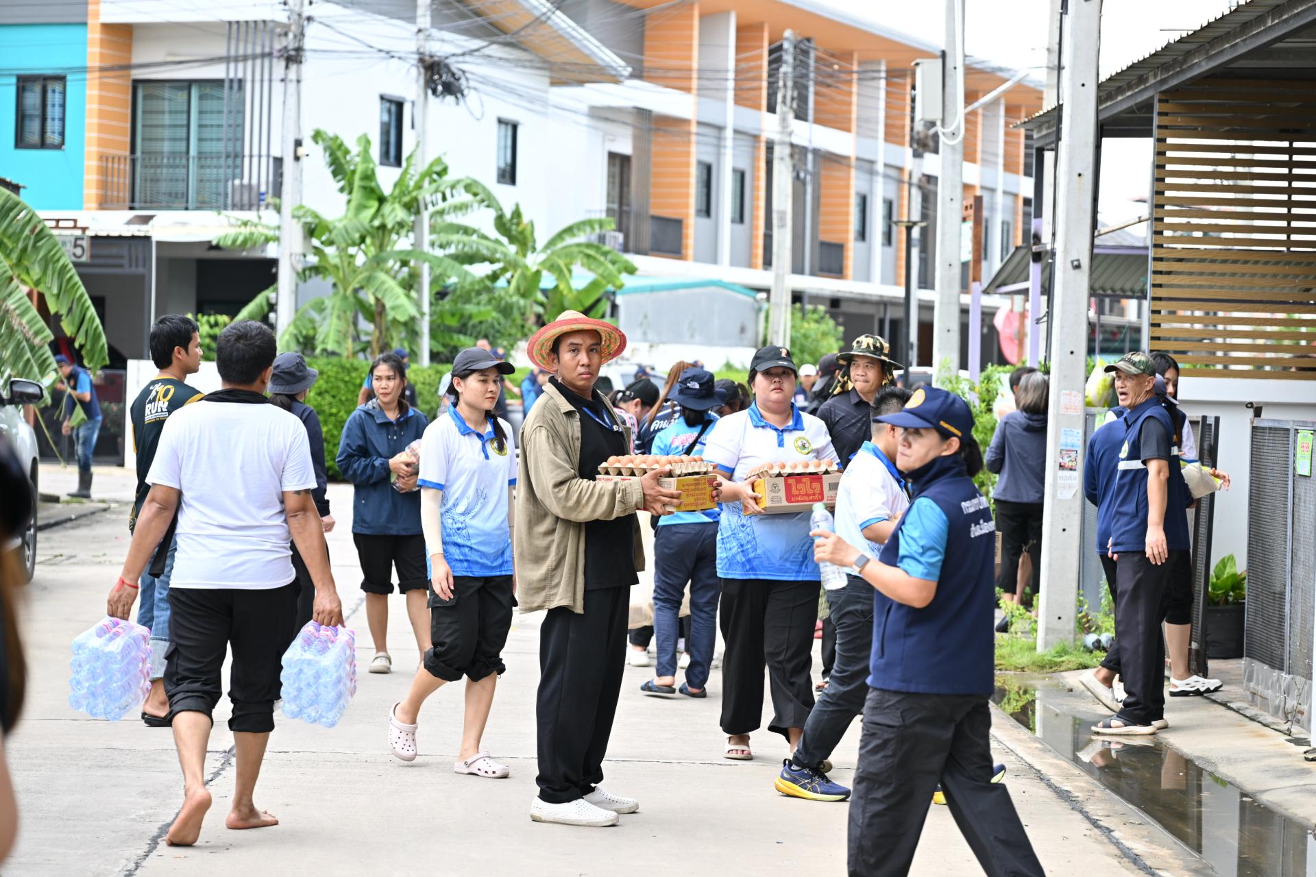  เทศบาลเมืองดอนหัวฬ่อ ลงพื้นที่มอบถุงยังชีพ พร้อมจัดตั้งศูนย์ช่วยเหลือผู้ประสบอุทกภัย หมู่ที่ 7