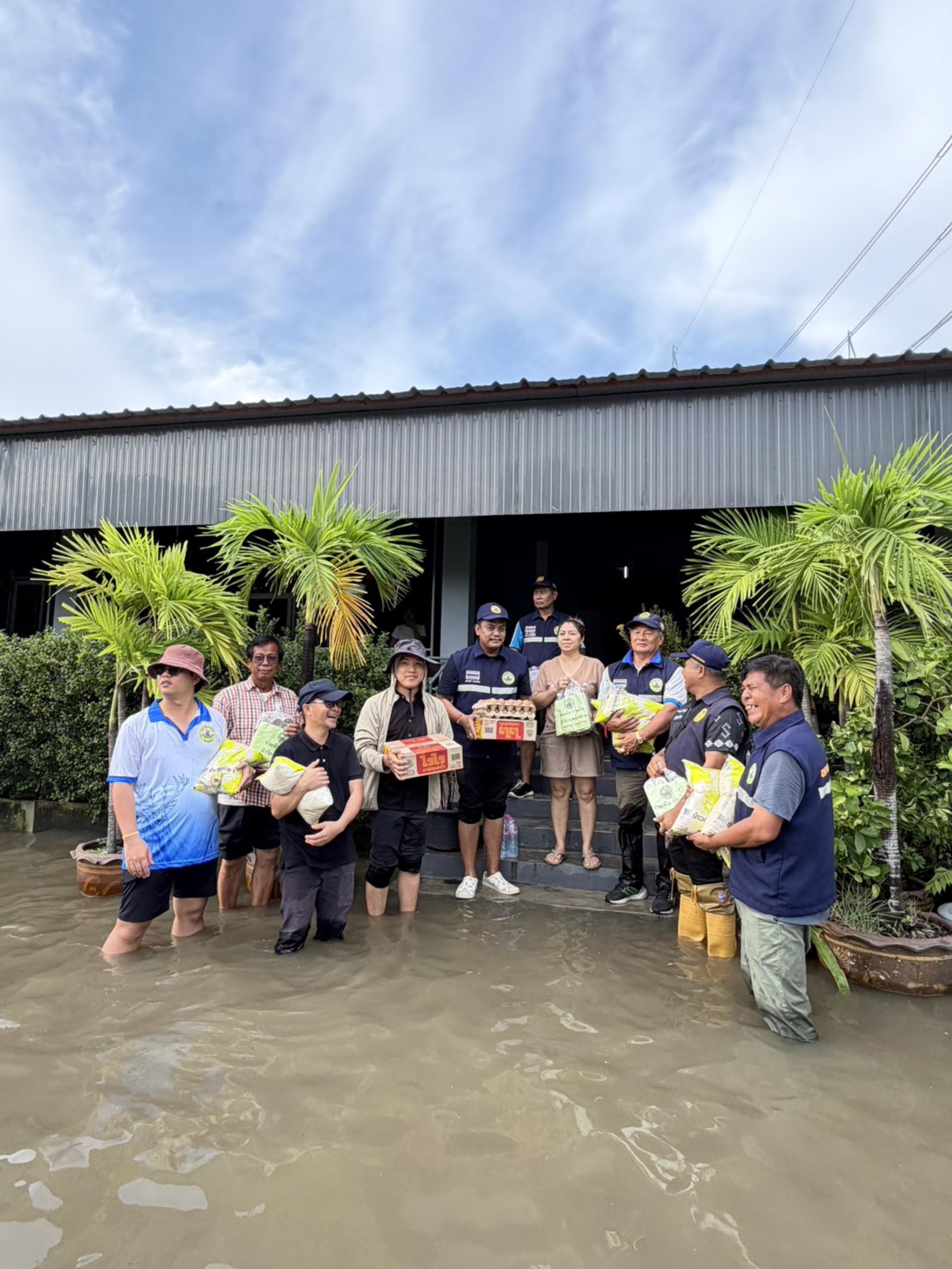  เทศบาลเมืองดอนหัวฬ่อ ลงพื้นที่มอบถุงยังชีพ พร้อมจัดตั้งศูนย์ช่วยเหลือผู้ประสบอุทกภัย หมู่ที่ 7