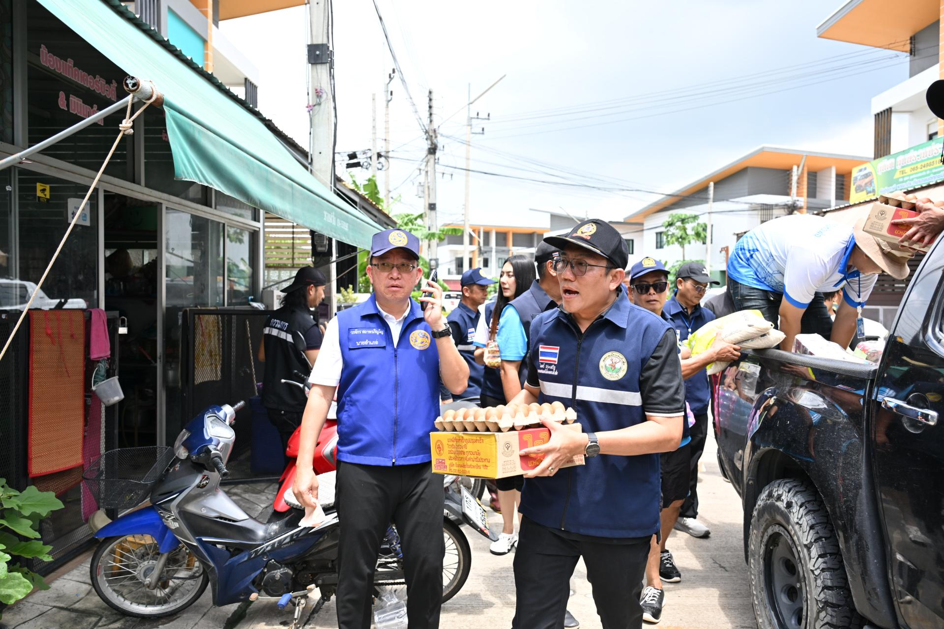  เทศบาลเมืองดอนหัวฬ่อ ลงพื้นที่มอบถุงยังชีพ พร้อมจัดตั้งศูนย์ช่วยเหลือผู้ประสบอุทกภัย หมู่ที่ 7