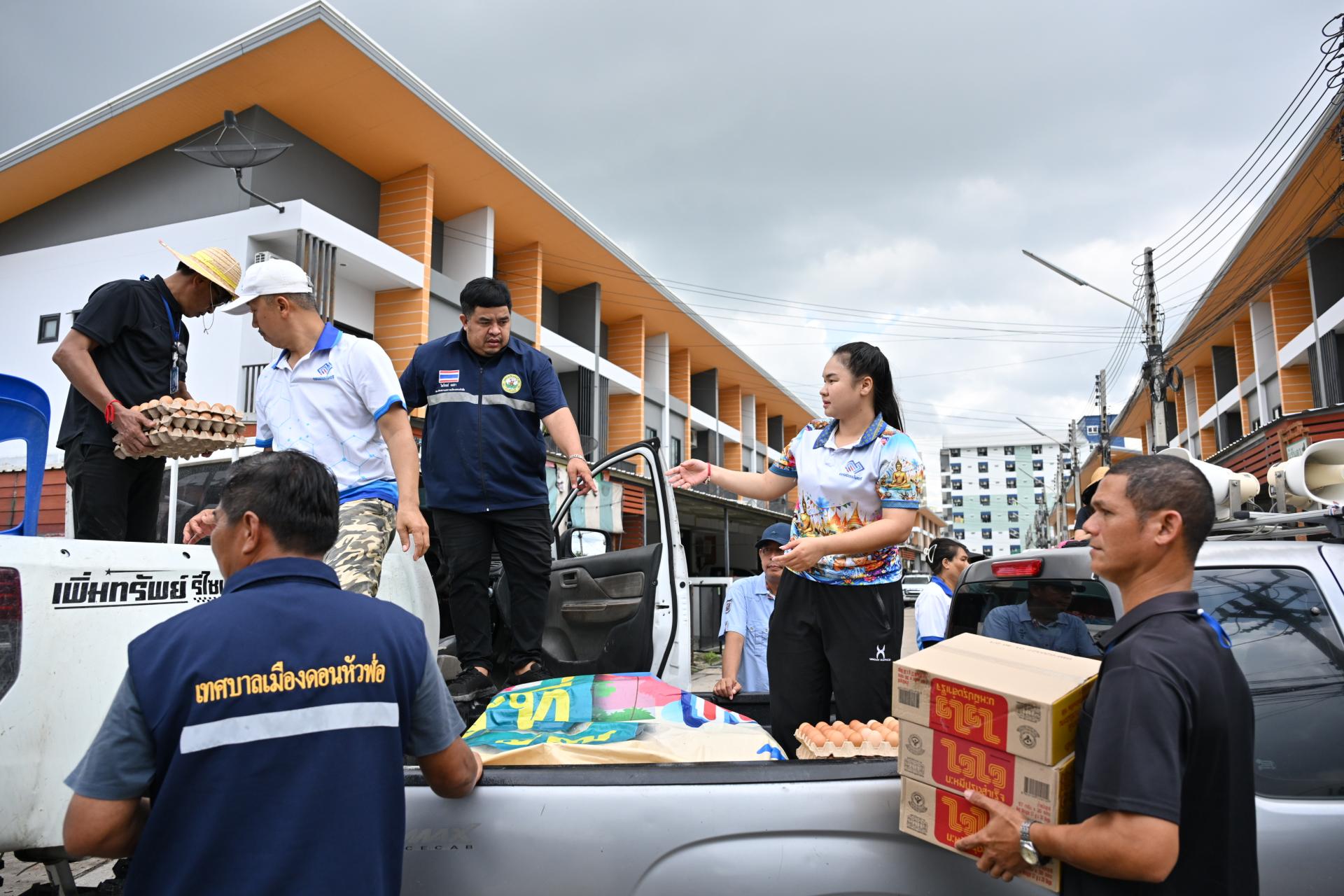  เทศบาลเมืองดอนหัวฬ่อ ลงพื้นที่มอบถุงยังชีพ พร้อมจัดตั้งศูนย์ช่วยเหลือผู้ประสบอุทกภัย หมู่ที่ 7
