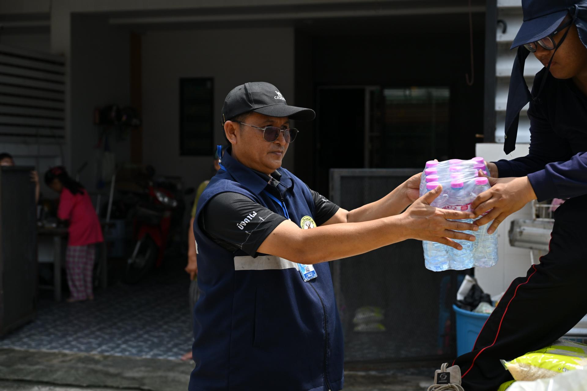  เทศบาลเมืองดอนหัวฬ่อ ลงพื้นที่มอบถุงยังชีพ พร้อมจัดตั้งศูนย์ช่วยเหลือผู้ประสบอุทกภัย หมู่ที่ 7