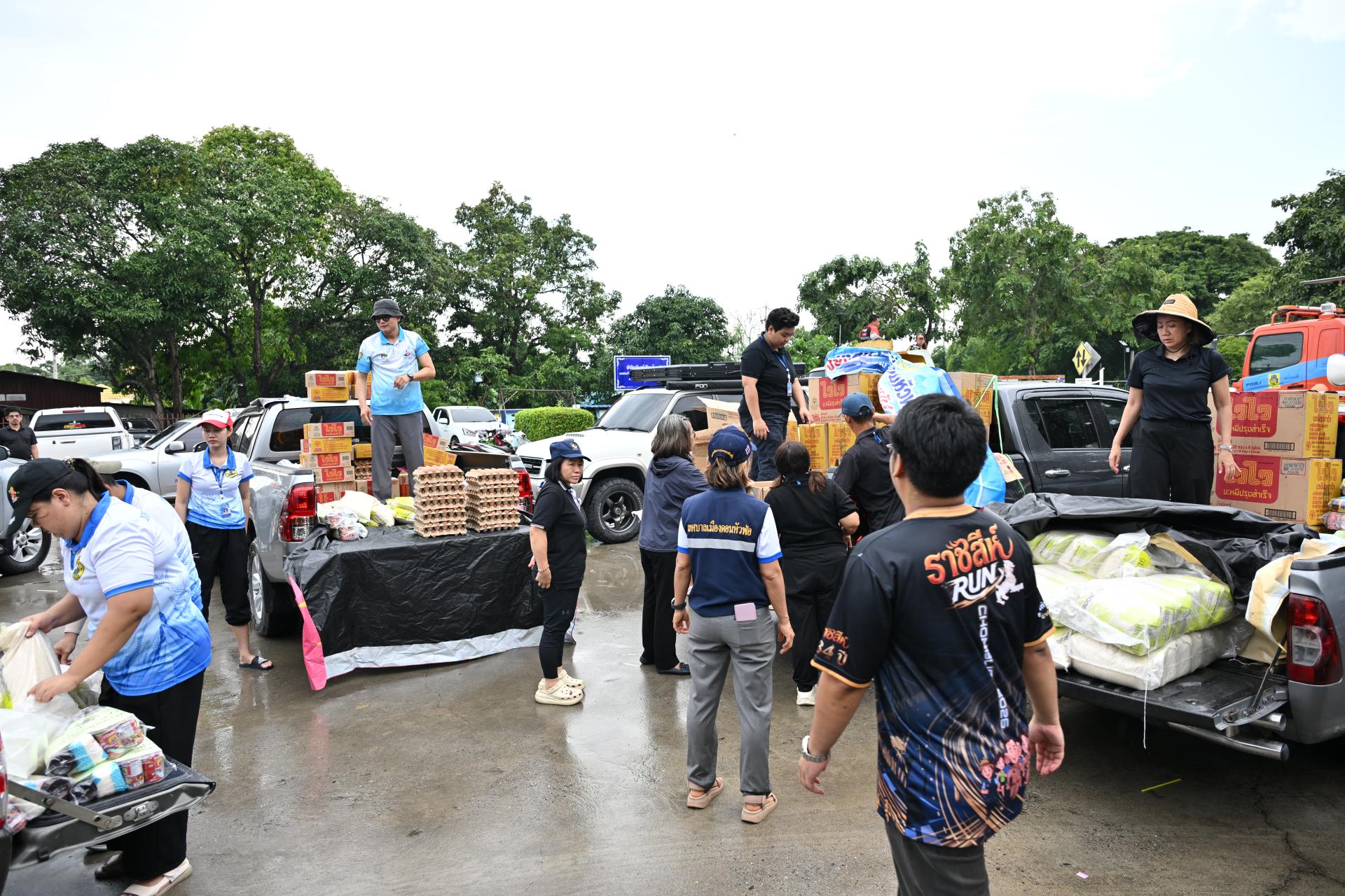  เทศบาลเมืองดอนหัวฬ่อ ลงพื้นที่มอบถุงยังชีพ พร้อมจัดตั้งศูนย์ช่วยเหลือผู้ประสบอุทกภัย หมู่ที่ 7