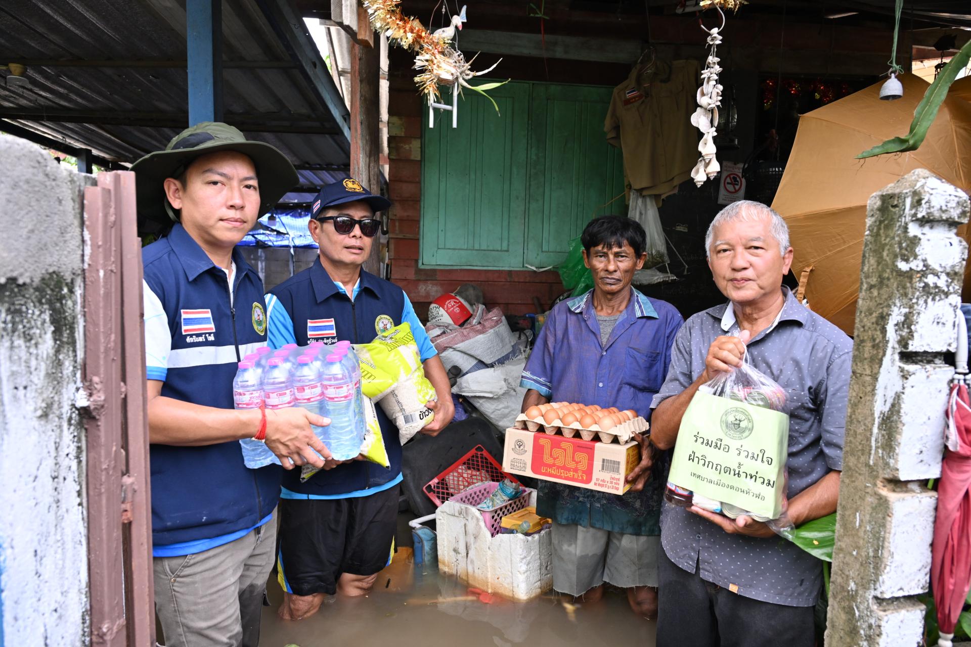 เทศบาลเมืองดอนหัวฬ่อ ลงพื้นที่มอบถุงยังชีพ พร้อมจัดตั้งศูนย์ช่วยเหลือผู้ประสบอุทกภัย หมู่ที่ 7