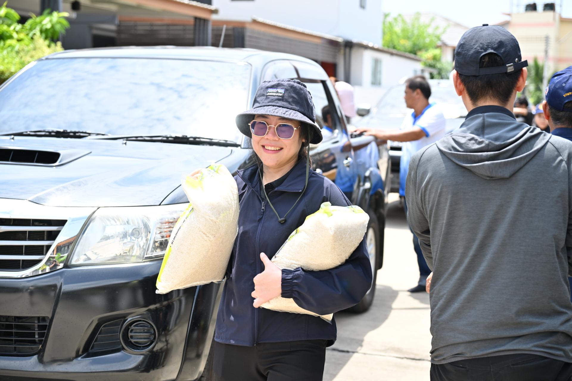  เทศบาลเมืองดอนหัวฬ่อ ลงพื้นที่มอบถุงยังชีพ พร้อมจัดตั้งศูนย์ช่วยเหลือผู้ประสบอุทกภัย หมู่ที่ 7