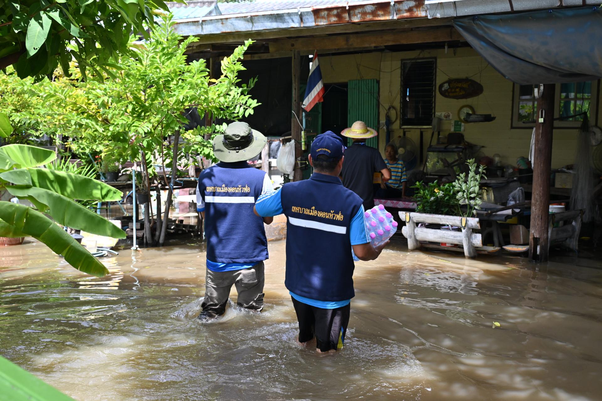  เทศบาลเมืองดอนหัวฬ่อ ลงพื้นที่มอบถุงยังชีพ พร้อมจัดตั้งศูนย์ช่วยเหลือผู้ประสบอุทกภัย หมู่ที่ 7