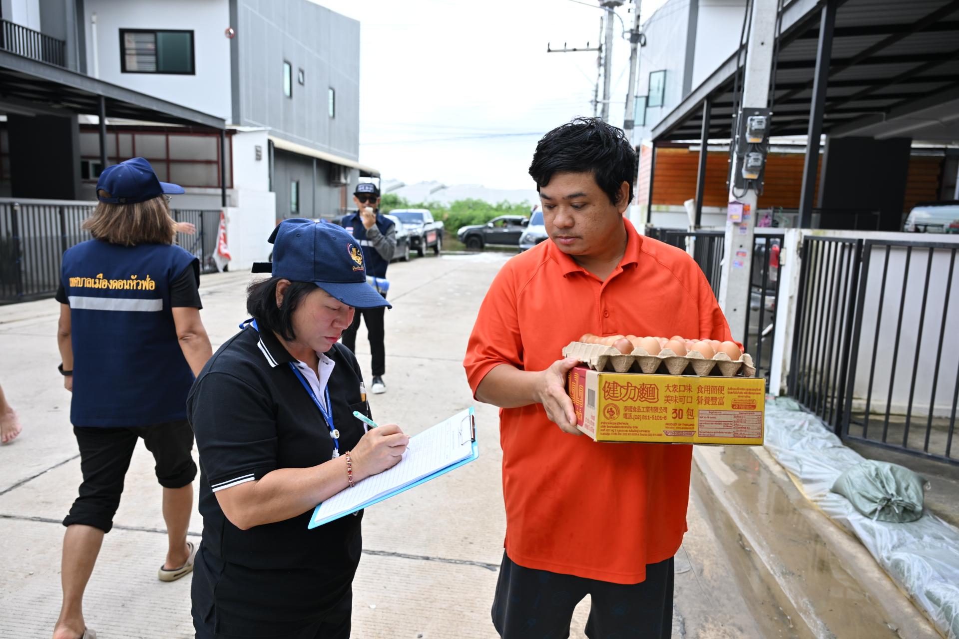  เทศบาลเมืองดอนหัวฬ่อ ลงพื้นที่มอบถุงยังชีพ พร้อมจัดตั้งศูนย์ช่วยเหลือผู้ประสบอุทกภัย หมู่ที่ 7
