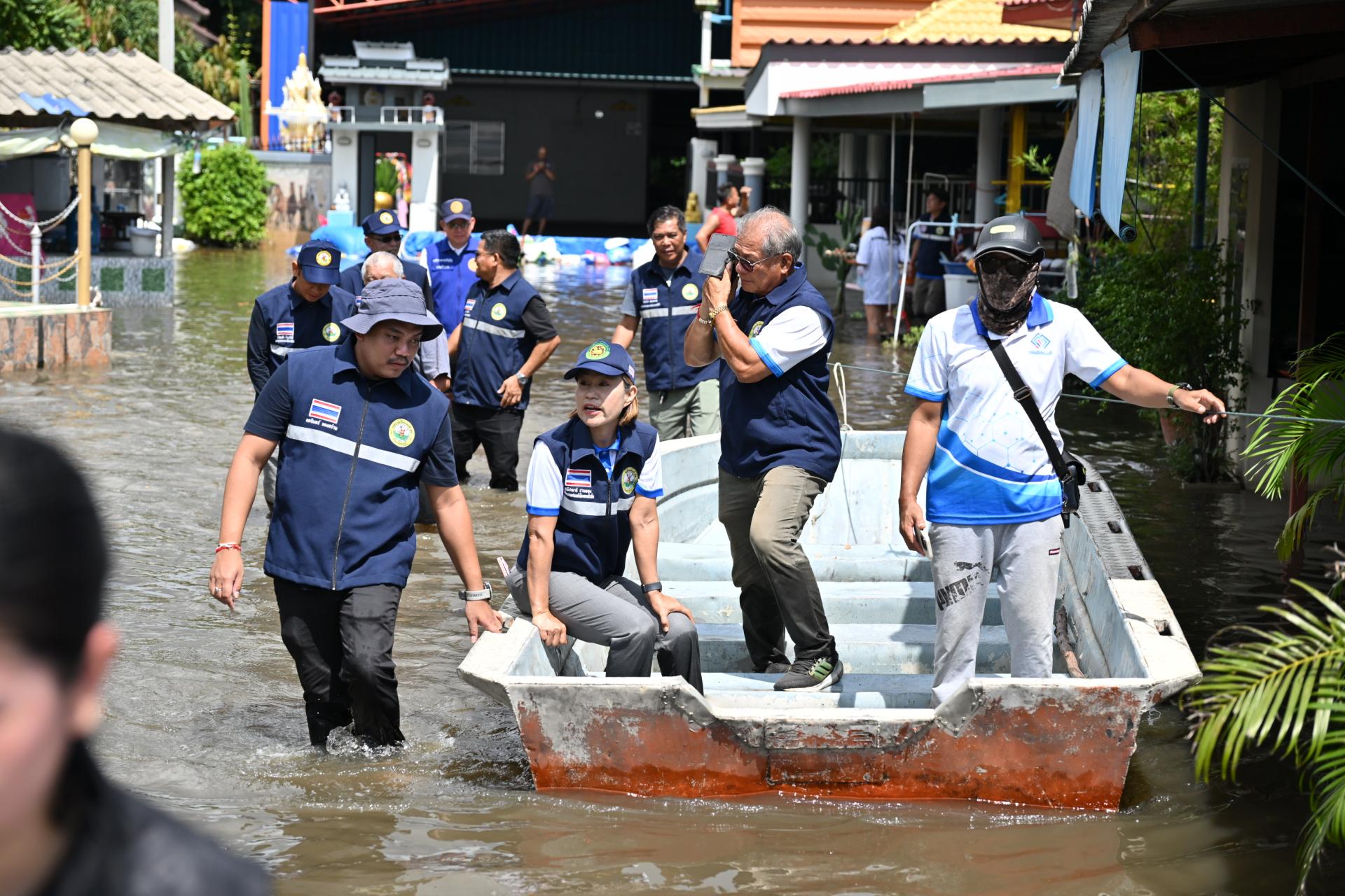  เทศบาลเมืองดอนหัวฬ่อ ลงพื้นที่มอบถุงยังชีพ พร้อมจัดตั้งศูนย์ช่วยเหลือผู้ประสบอุทกภัย หมู่ที่ 7