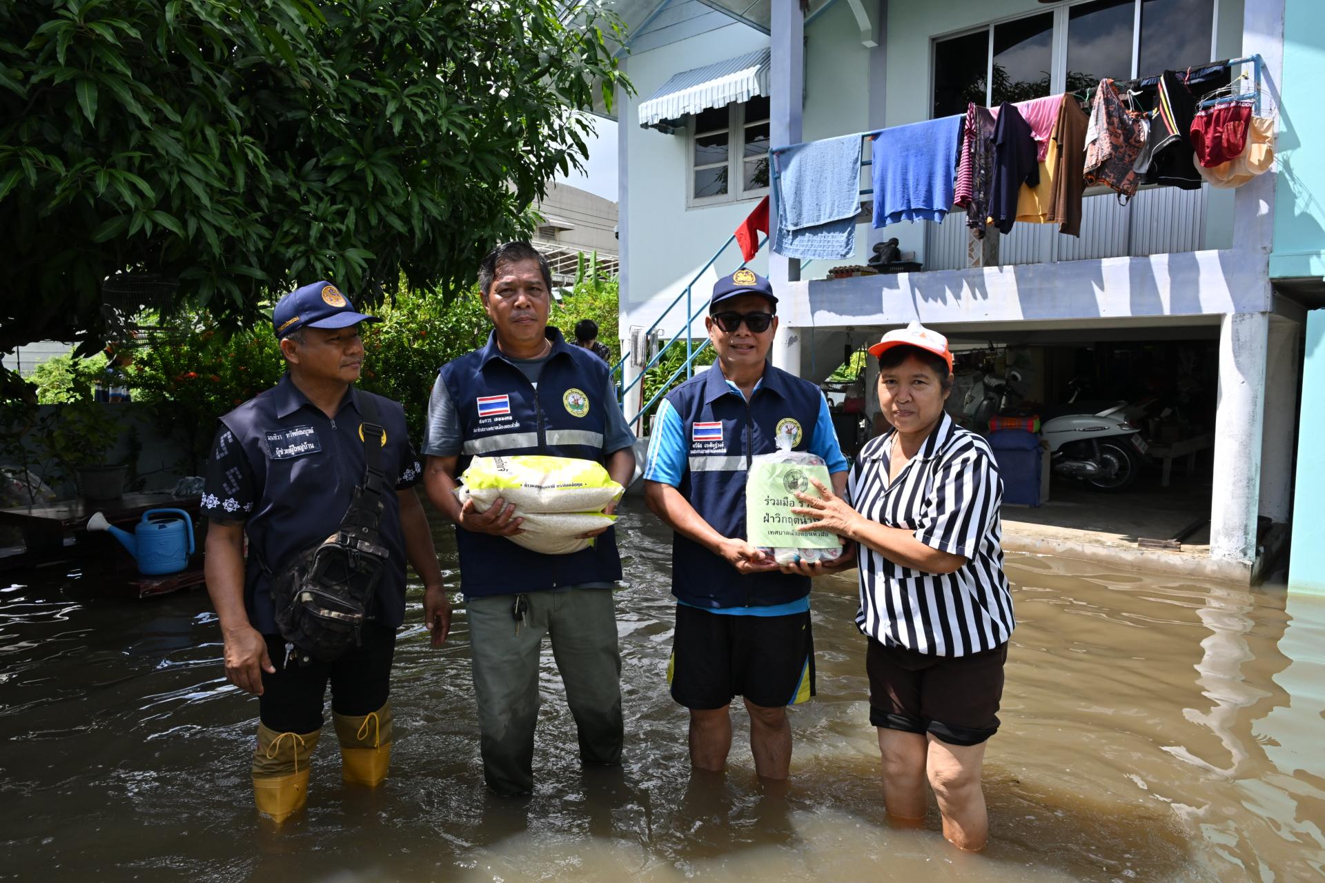  เทศบาลเมืองดอนหัวฬ่อ ลงพื้นที่มอบถุงยังชีพ พร้อมจัดตั้งศูนย์ช่วยเหลือผู้ประสบอุทกภัย หมู่ที่ 7