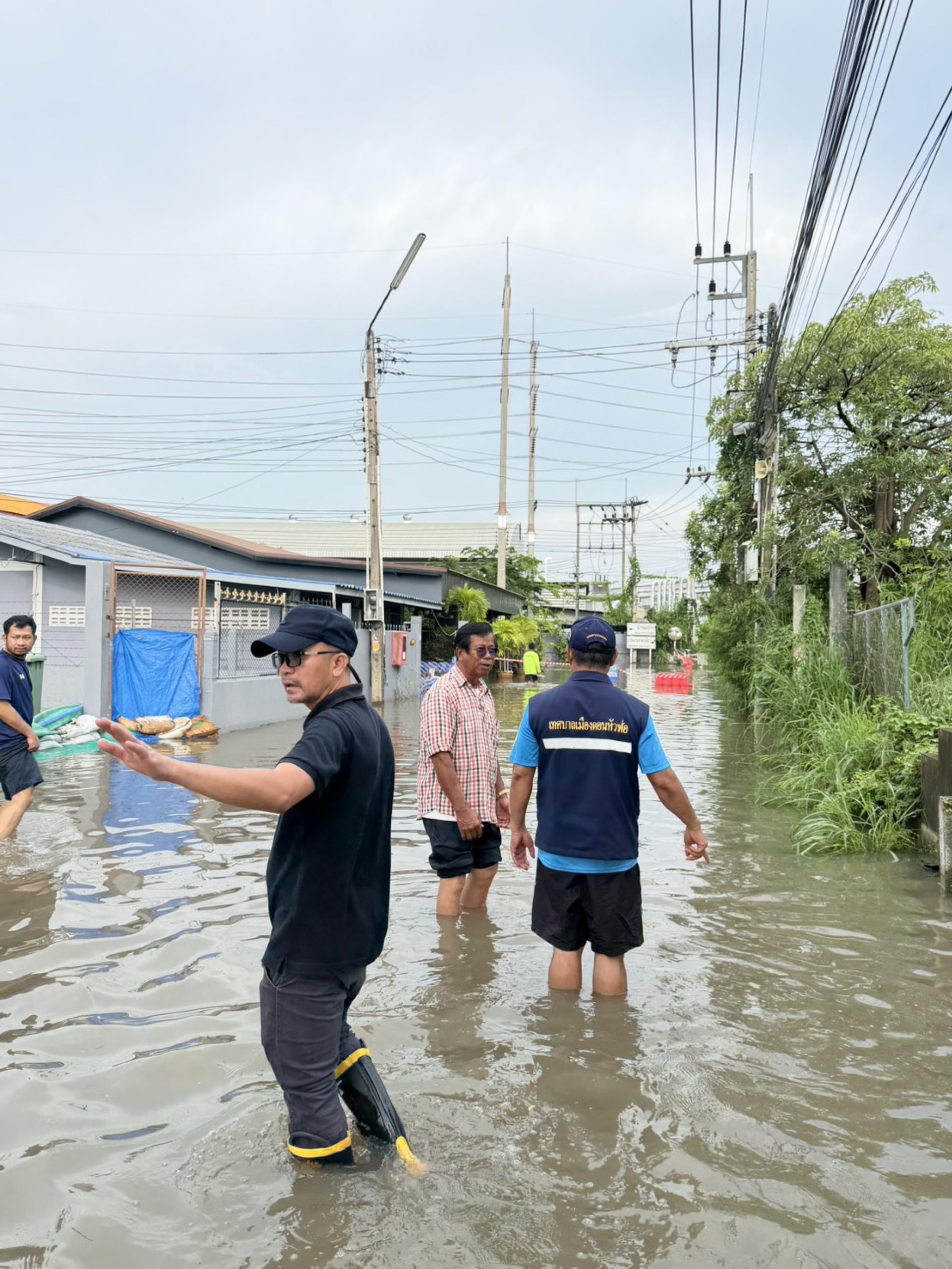  เทศบาลเมืองดอนหัวฬ่อ ลงพื้นที่มอบถุงยังชีพ พร้อมจัดตั้งศูนย์ช่วยเหลือผู้ประสบอุทกภัย หมู่ที่ 7