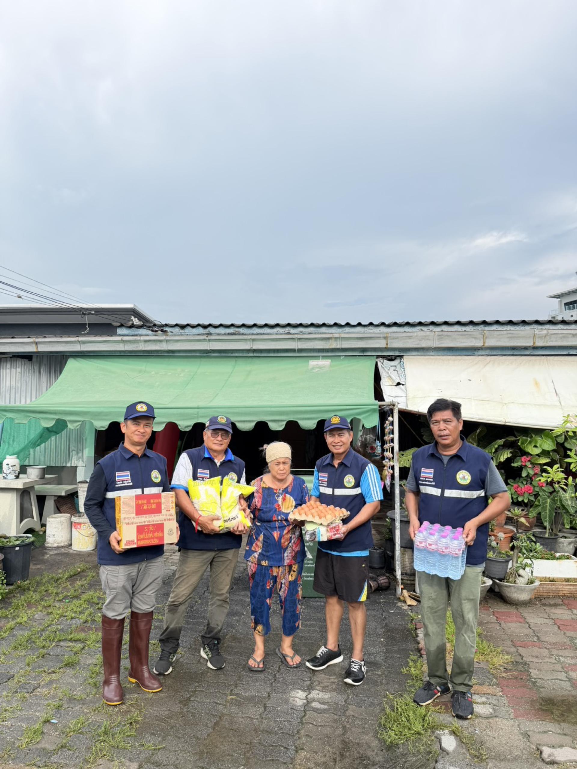  เทศบาลเมืองดอนหัวฬ่อ ลงพื้นที่มอบถุงยังชีพ พร้อมจัดตั้งศูนย์ช่วยเหลือผู้ประสบอุทกภัย หมู่ที่ 7