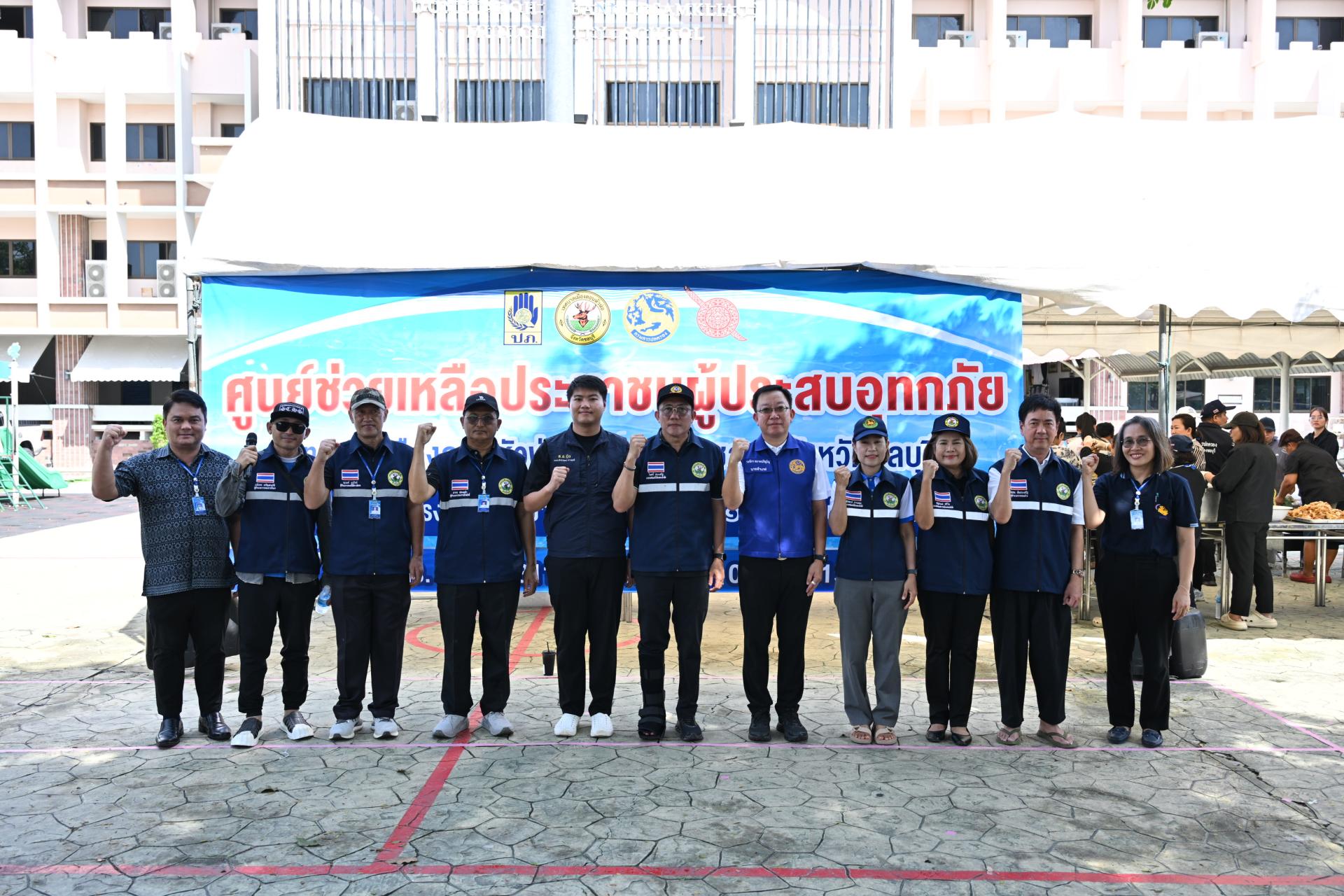 เทศบาลเมืองดอนหัวฬ่อ ลงพื้นที่มอบถุงยังชีพ พร้อมจัดตั้งศูนย์ช่วยเหลือผู้ประสบอุทกภัย หมู่ที่ 7