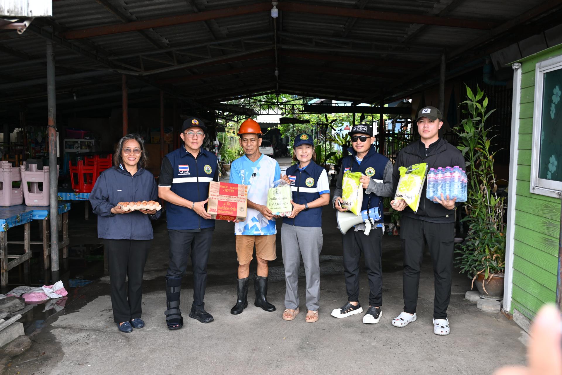  เทศบาลเมืองดอนหัวฬ่อ ลงพื้นที่มอบถุงยังชีพ พร้อมจัดตั้งศูนย์ช่วยเหลือผู้ประสบอุทกภัย หมู่ที่ 7