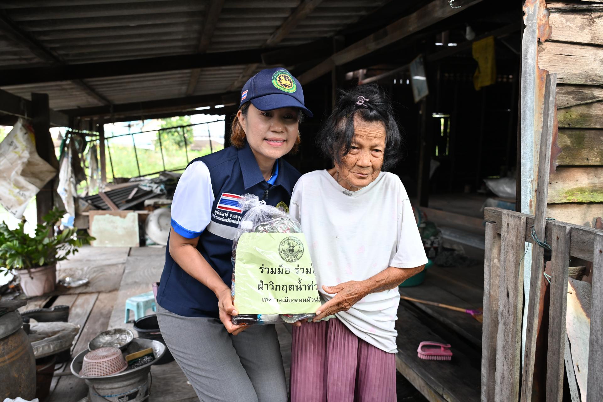  เทศบาลเมืองดอนหัวฬ่อ ลงพื้นที่มอบถุงยังชีพ พร้อมจัดตั้งศูนย์ช่วยเหลือผู้ประสบอุทกภัย หมู่ที่ 7