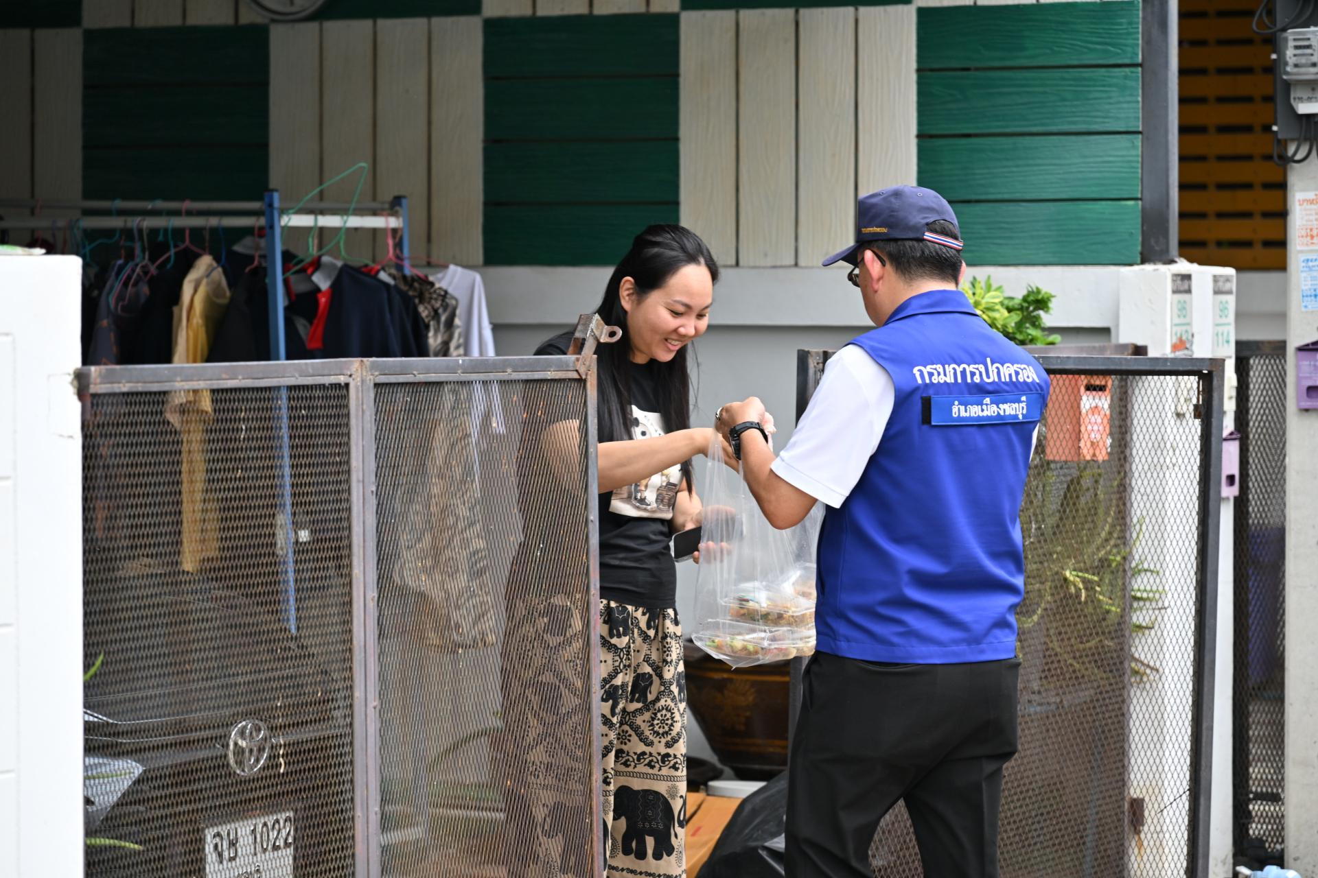  เทศบาลเมืองดอนหัวฬ่อ ลงพื้นที่มอบถุงยังชีพ พร้อมจัดตั้งศูนย์ช่วยเหลือผู้ประสบอุทกภัย หมู่ที่ 7