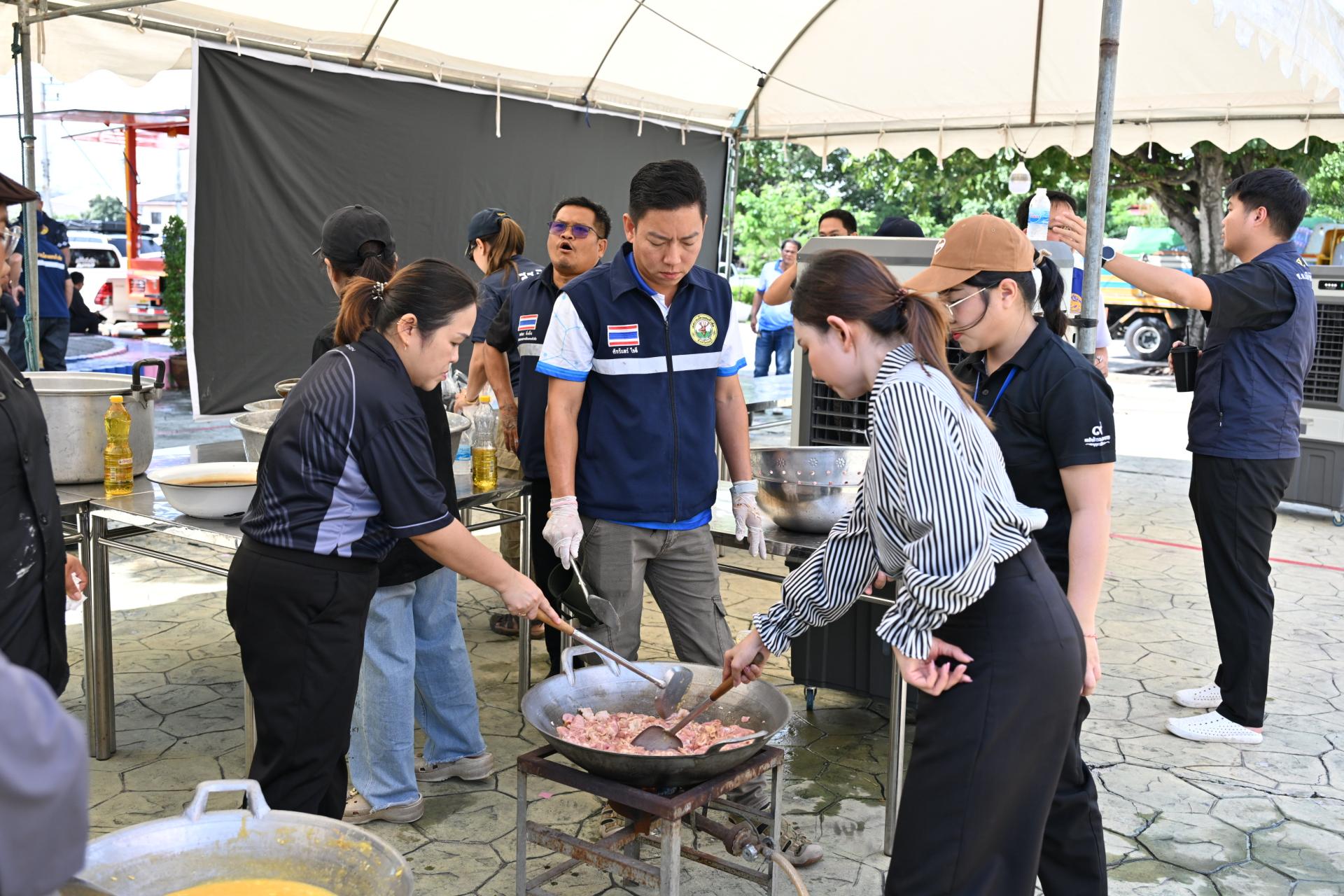  เทศบาลเมืองดอนหัวฬ่อ ลงพื้นที่มอบถุงยังชีพ พร้อมจัดตั้งศูนย์ช่วยเหลือผู้ประสบอุทกภัย หมู่ที่ 7