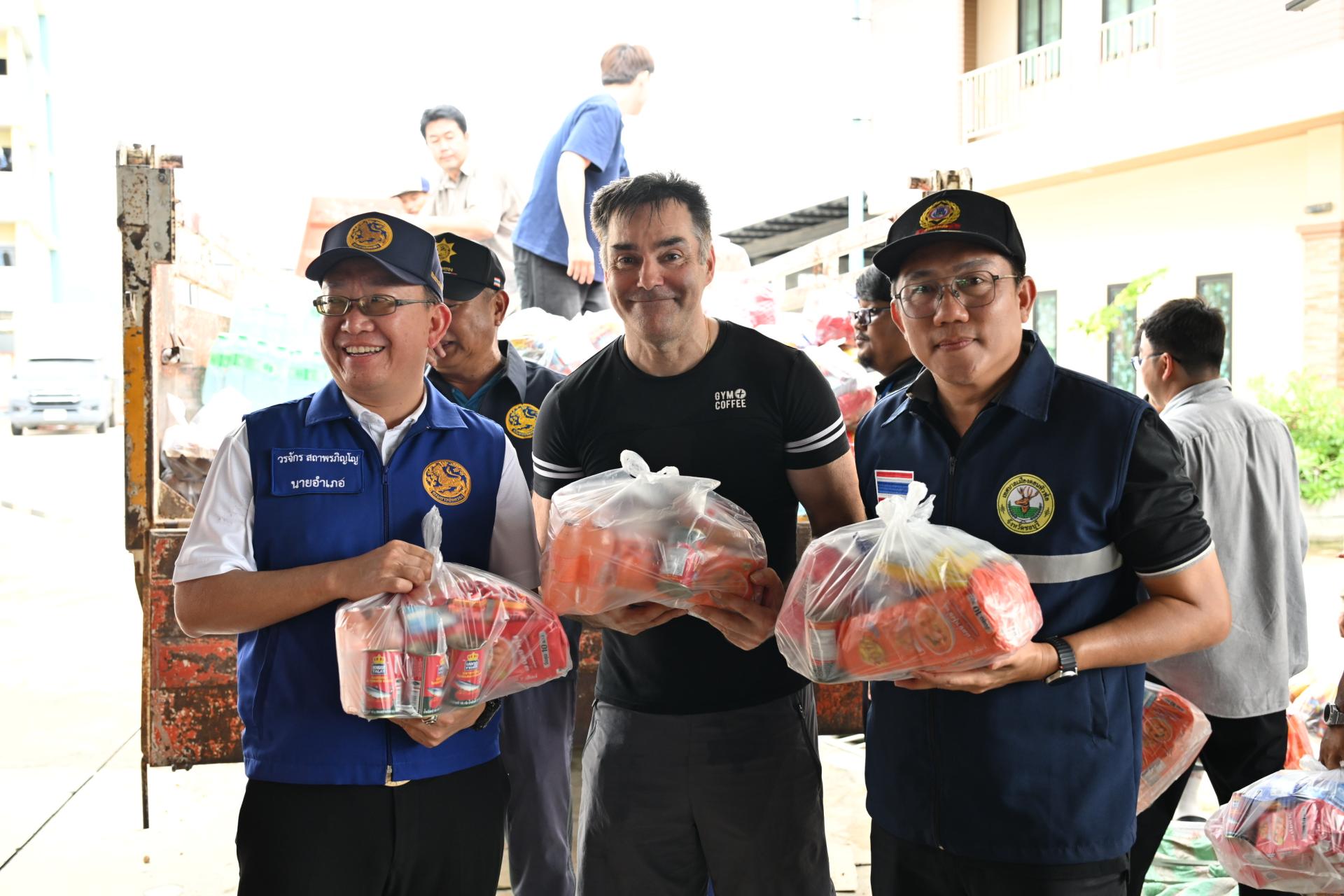  เทศบาลเมืองดอนหัวฬ่อ ลงพื้นที่มอบถุงยังชีพ พร้อมจัดตั้งศูนย์ช่วยเหลือผู้ประสบอุทกภัย หมู่ที่ 7