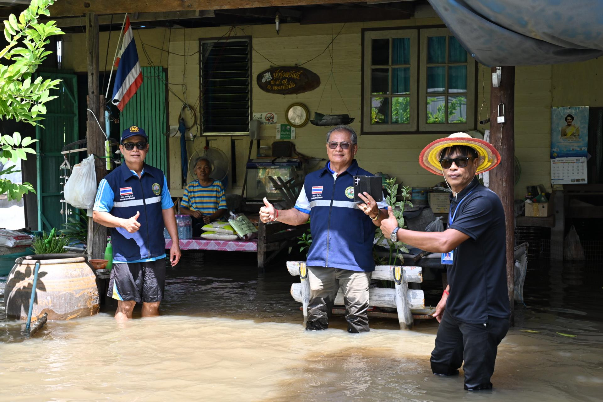  เทศบาลเมืองดอนหัวฬ่อ ลงพื้นที่มอบถุงยังชีพ พร้อมจัดตั้งศูนย์ช่วยเหลือผู้ประสบอุทกภัย หมู่ที่ 7