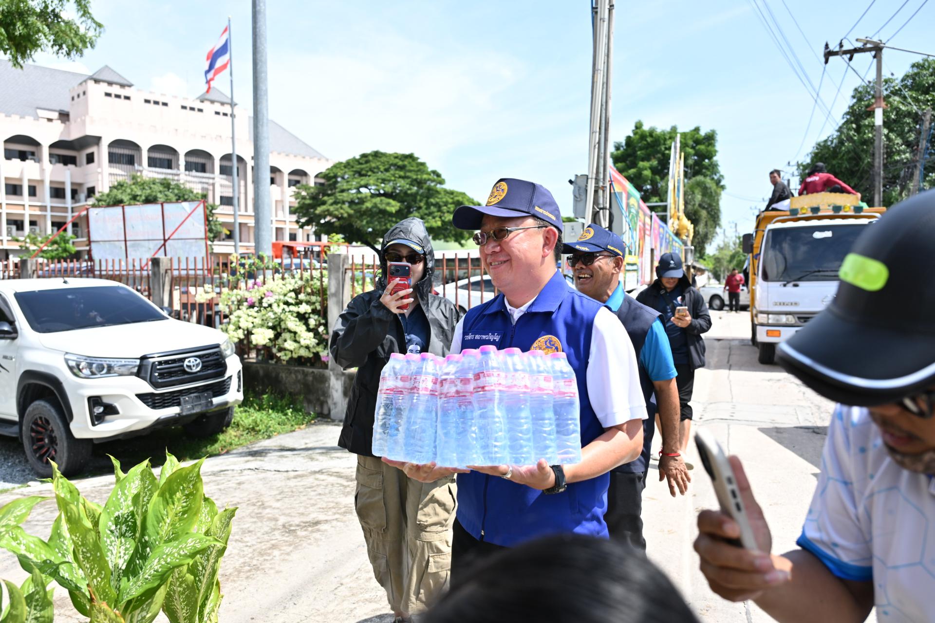  เทศบาลเมืองดอนหัวฬ่อ ลงพื้นที่มอบถุงยังชีพ พร้อมจัดตั้งศูนย์ช่วยเหลือผู้ประสบอุทกภัย หมู่ที่ 7